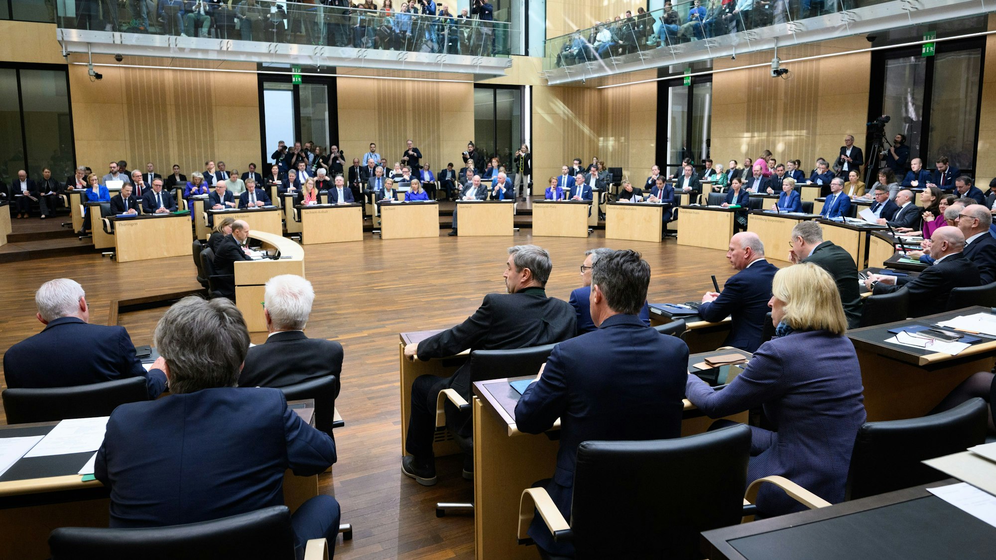 Die Mitglieder des Bundesrats stimmen bei der Plenarsitzung im Deutschen Bundesrat per Abfrage über die vom Bundestag beschlossenen Reform der Schuldenbremse ab.