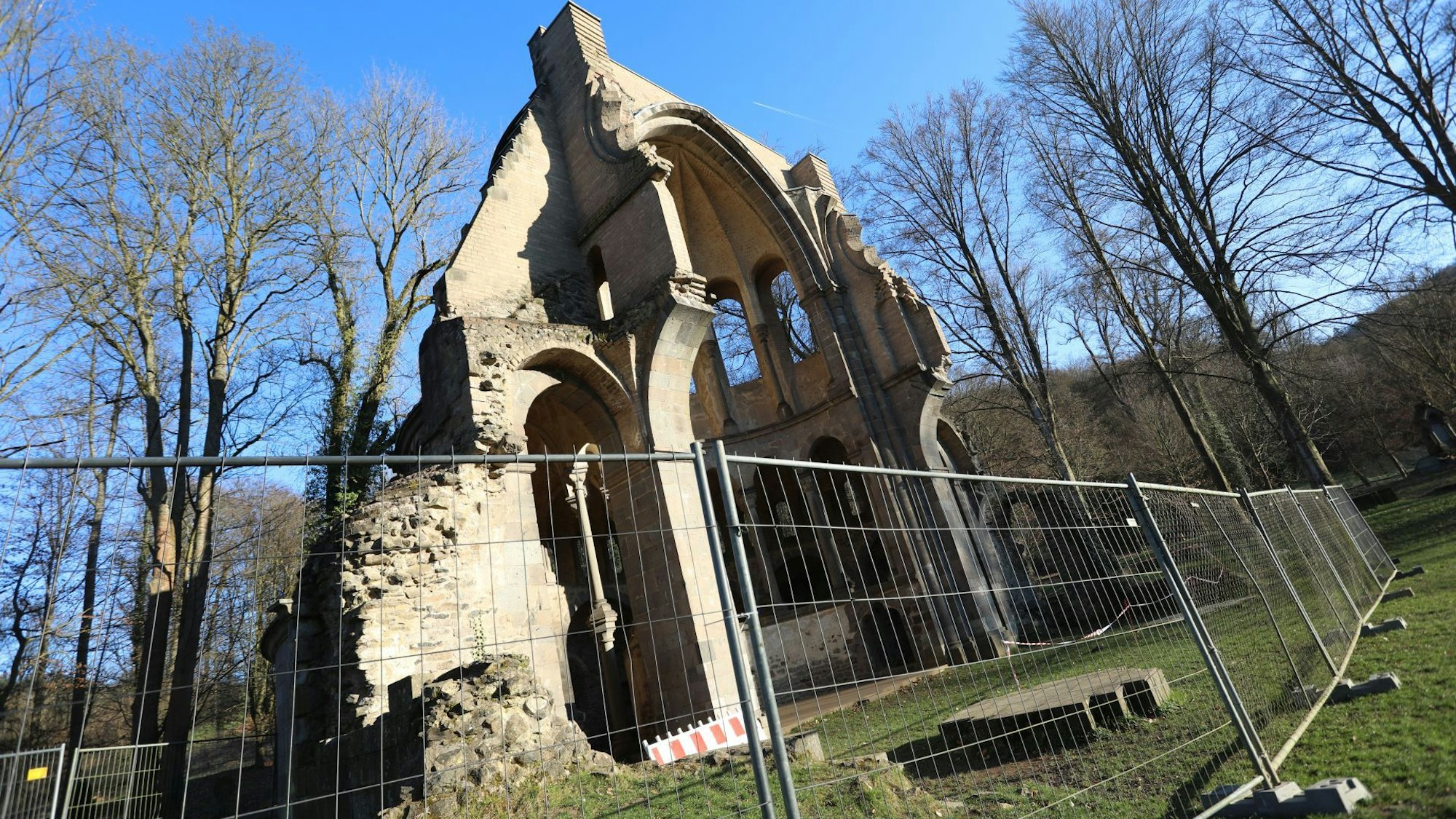 Die Chorruine, Rest einer ehemaligen Abteikirche, hinter einem Bauzaun
