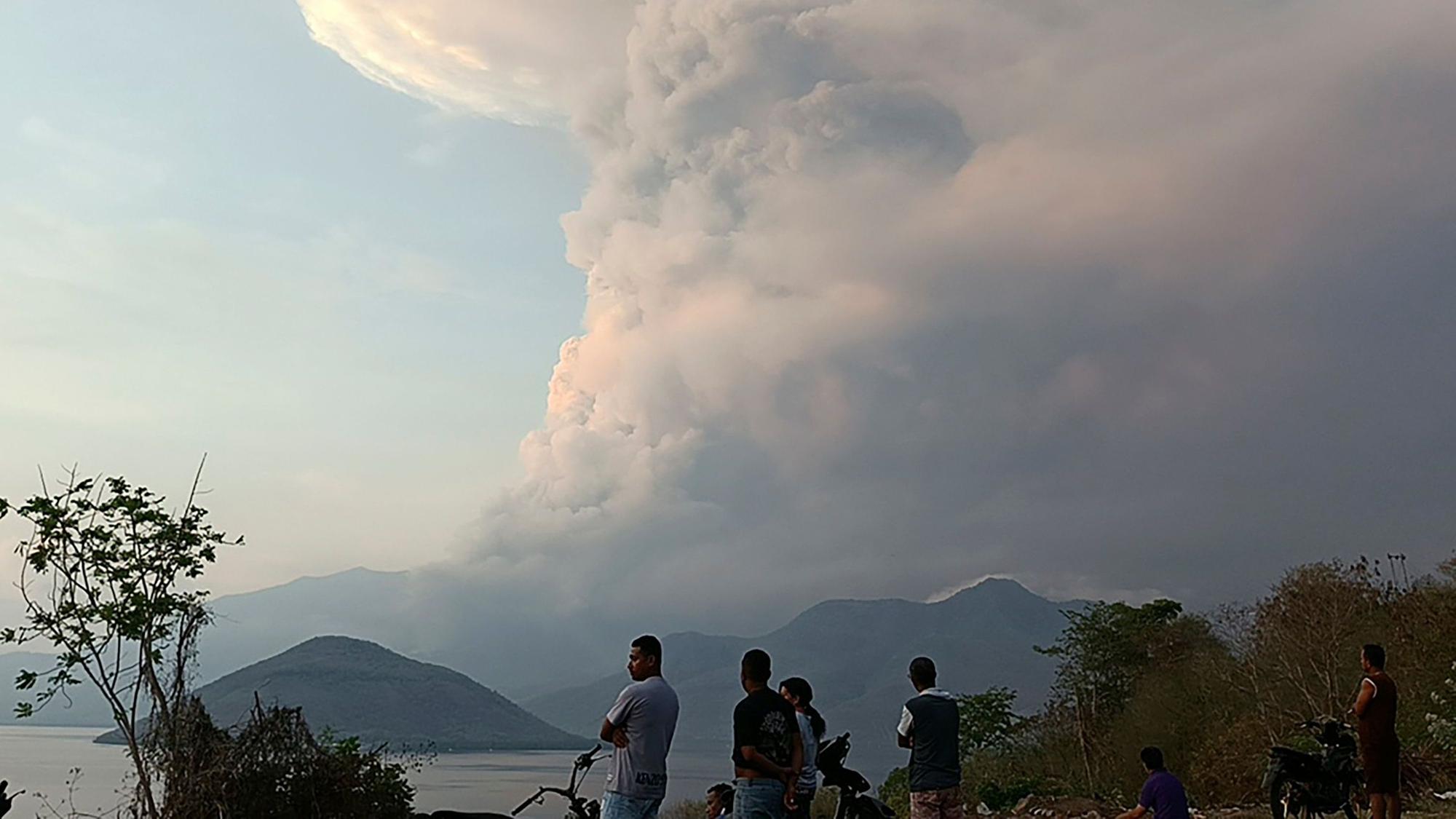 Anwohner beobachten im November 2024, wie der Vulkan Lewotobi Laki-Laki während eines Ausbruchs in Ost Flores, Indonesien, vulkanisches Material ausspuckt.
