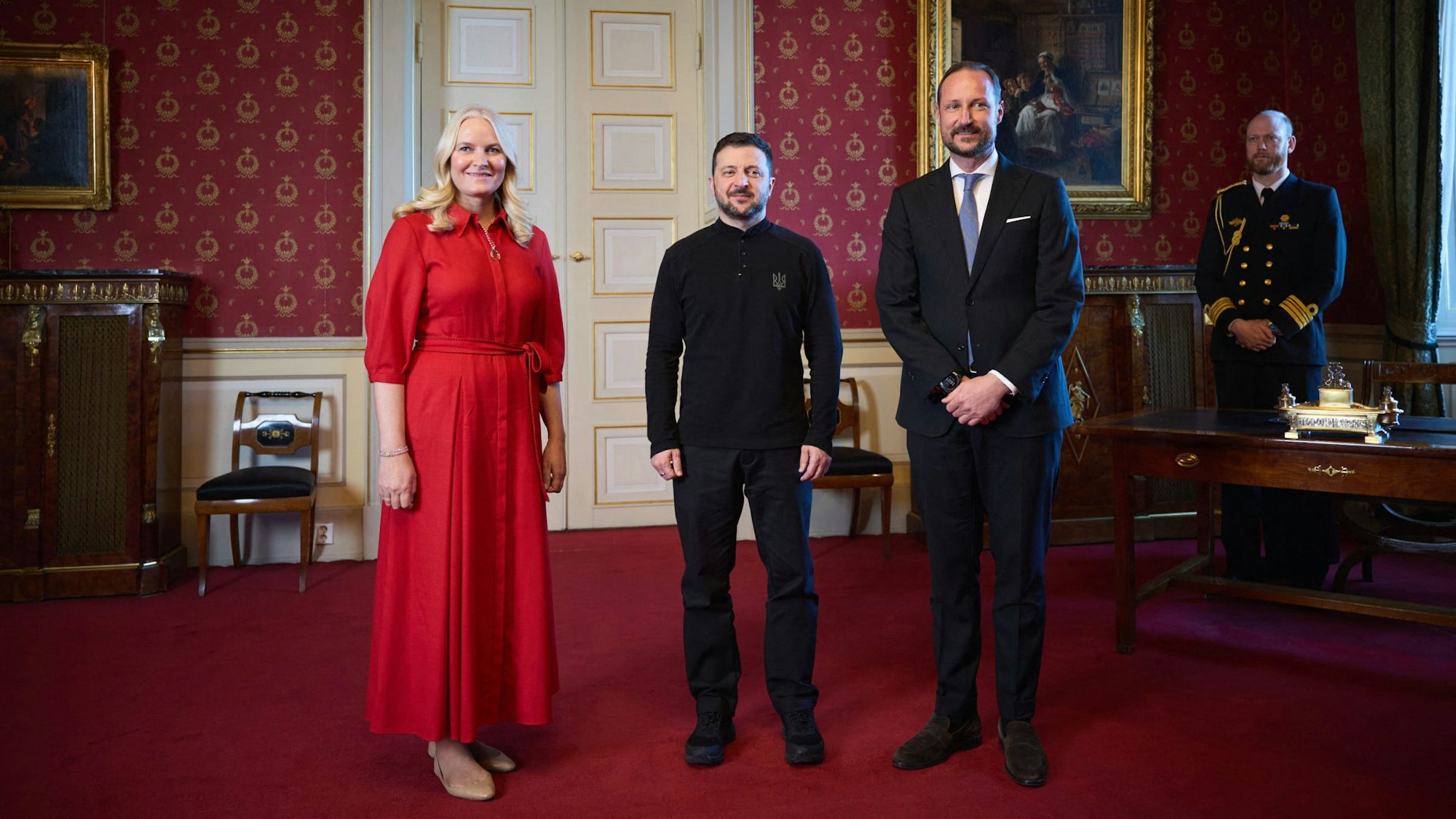 Ukraine-Präsident Wolodymyr Selenskyj (m) mit Kronprinz Haakon (r) und Kronprinzessin Mette-Marit (l) bei einer Audienz im Schloss in Oslo am 20. März 2025.