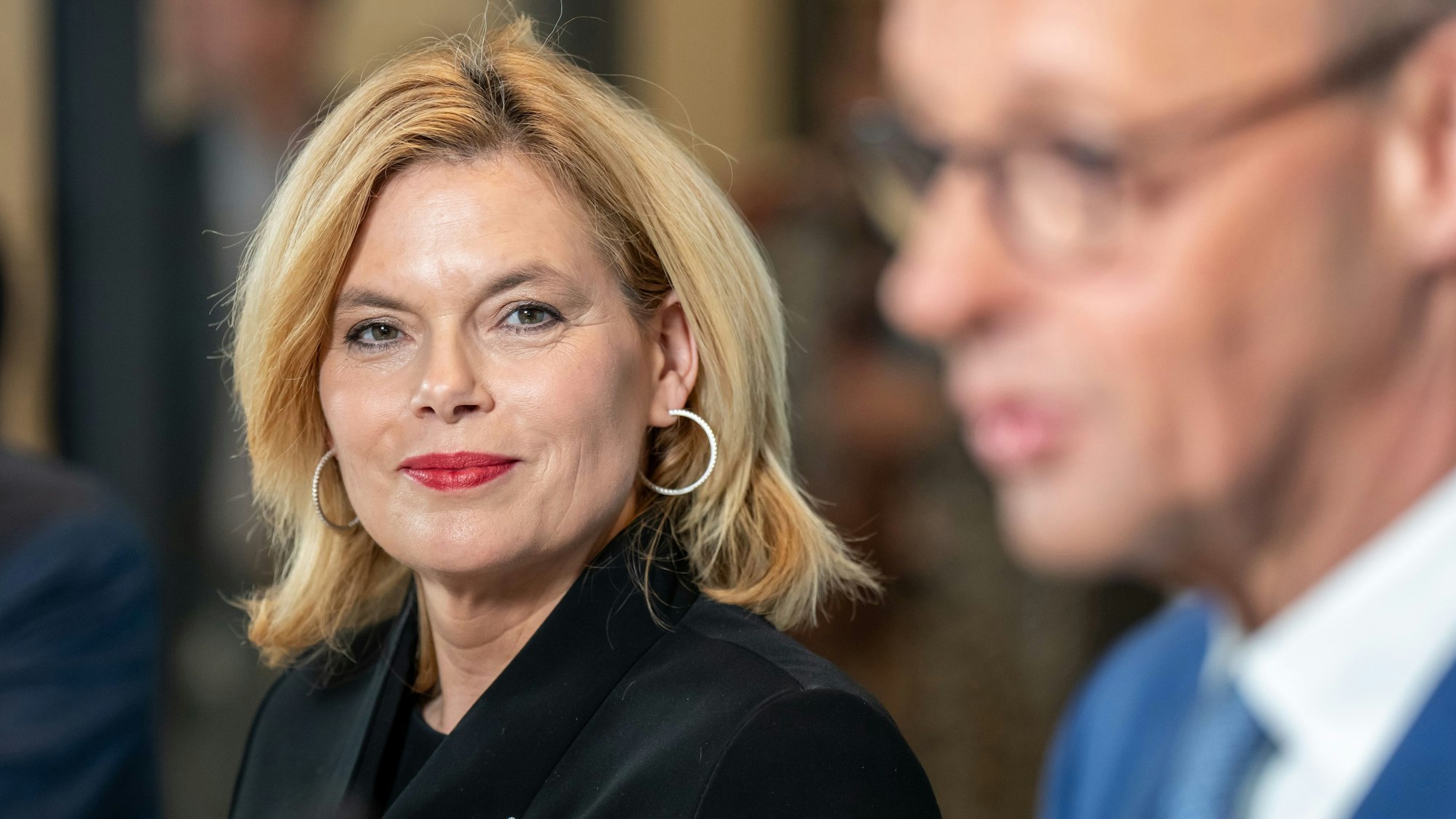 Julia Klöckner, CDU, steht neben Friedrich Merz, CDUCSU Fraktionsvorsitzender und CDU Bundesvorsitzender, nach der Fraktionssitzung der Union.