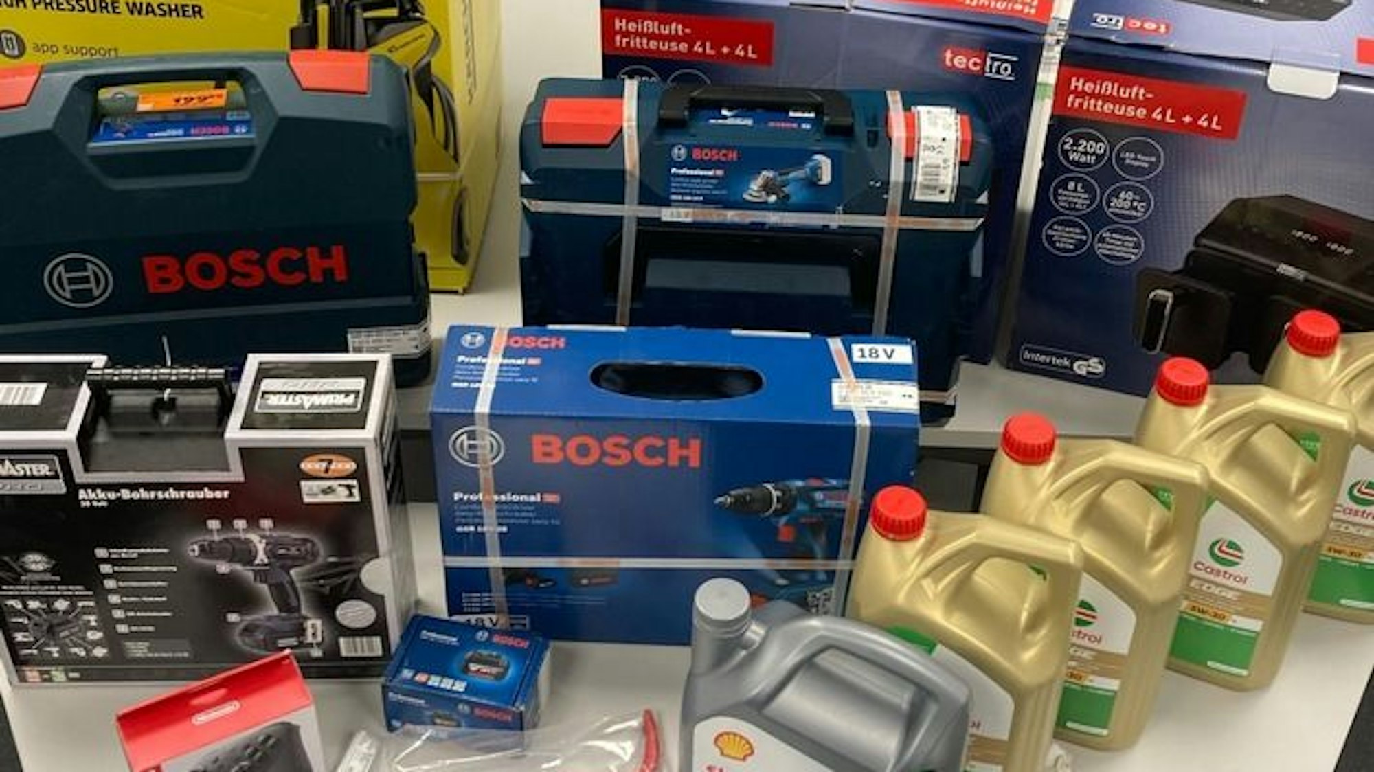 Auf dem Foto ist sichergestellte Beute aus einem Baumarkt zu sehen.