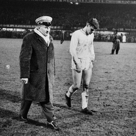 Mit gesenktem Haupt verlässt Wolfgang Weber den Platz. Der „Bulle“ spielte in Halbzeit zwei mit gebrochenem Wadenbein.