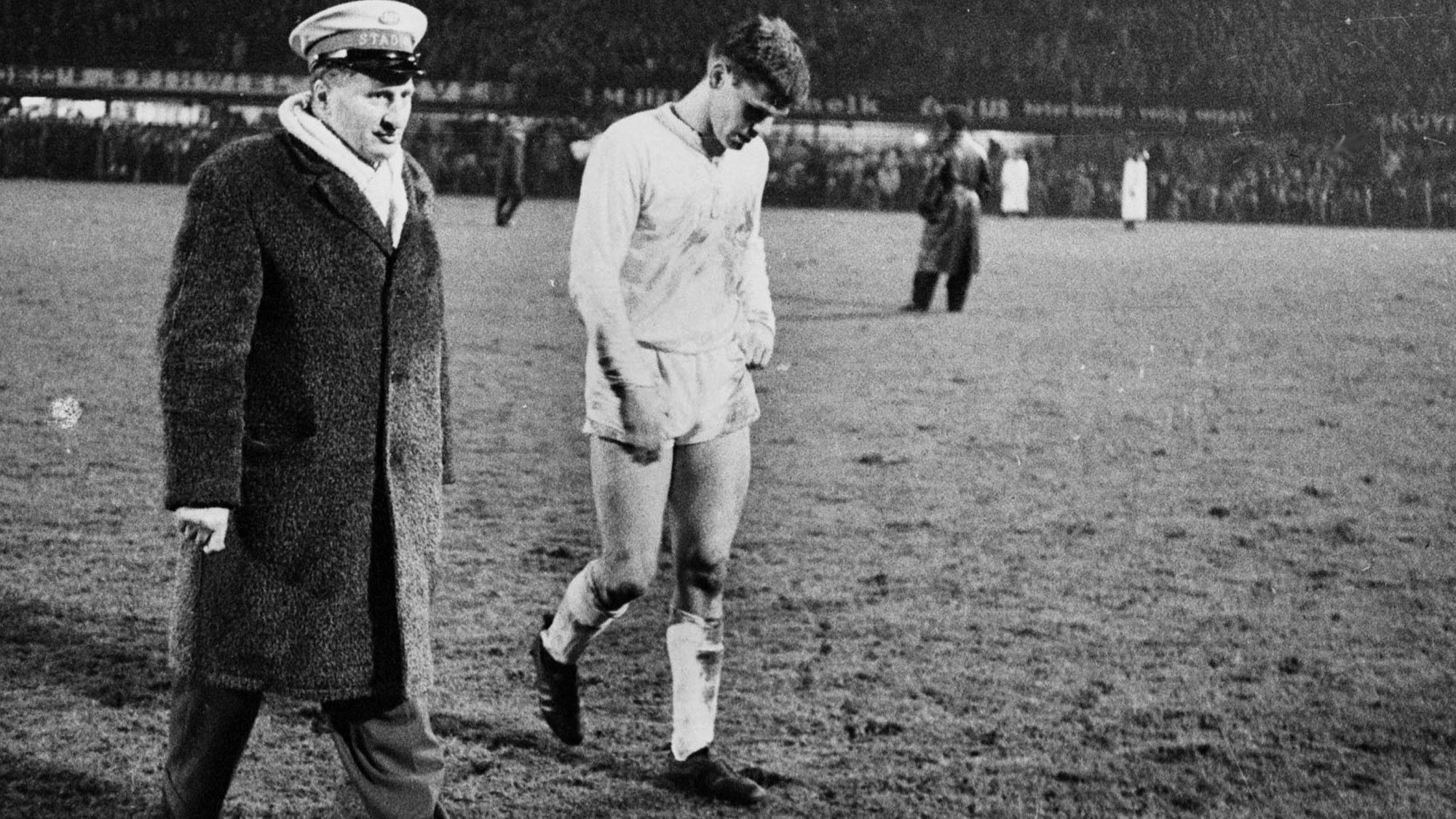 Mit gesenktem Haupt verlässt Wolfgang Weber den Platz. Der „Bulle“ spielte in Halbzeit zwei mit gebrochenem Wadenbein.