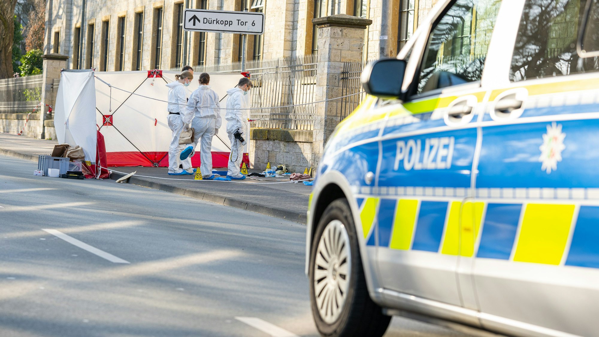 Die Spurensicherung der Polizei arbeitet am Tatort in Bielefeld, wo heute bei einem Messerangriff zwei Personen schwer verletzt wurden, eine von ihnen lebensgefährlich.