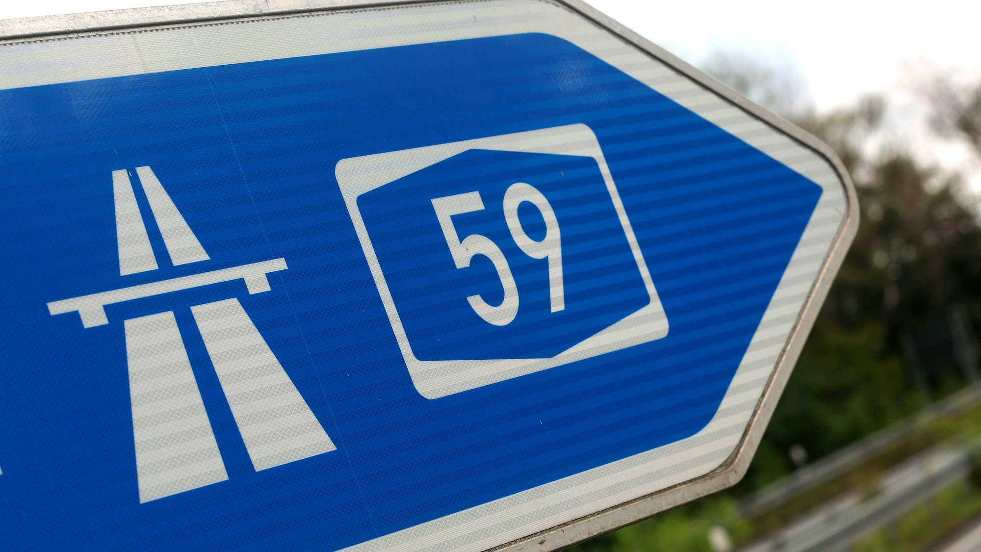 Ein Autobahnschild der A59 (Symbolbild)