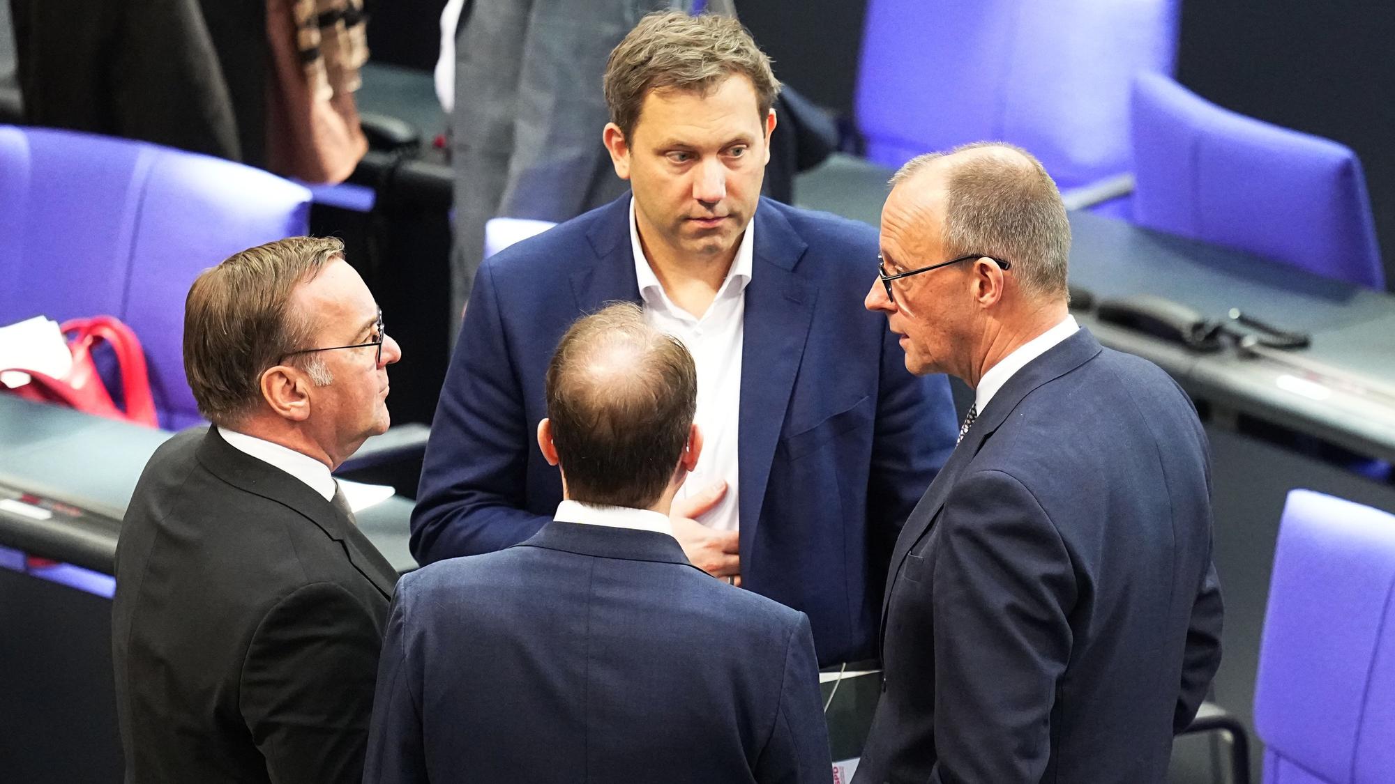 Verteidigungsminister Boris Pistorius, SPD-Fraktionsvorsitzender Lars Klingbeil und Friedrich Merz, CDU/CSU Fraktionsvorsitzender und Bundesvorsitzender, unterhalten sich nach der 214. Plenarsitzung der 20. Legislaturperiode im Deutschen Bundestag.