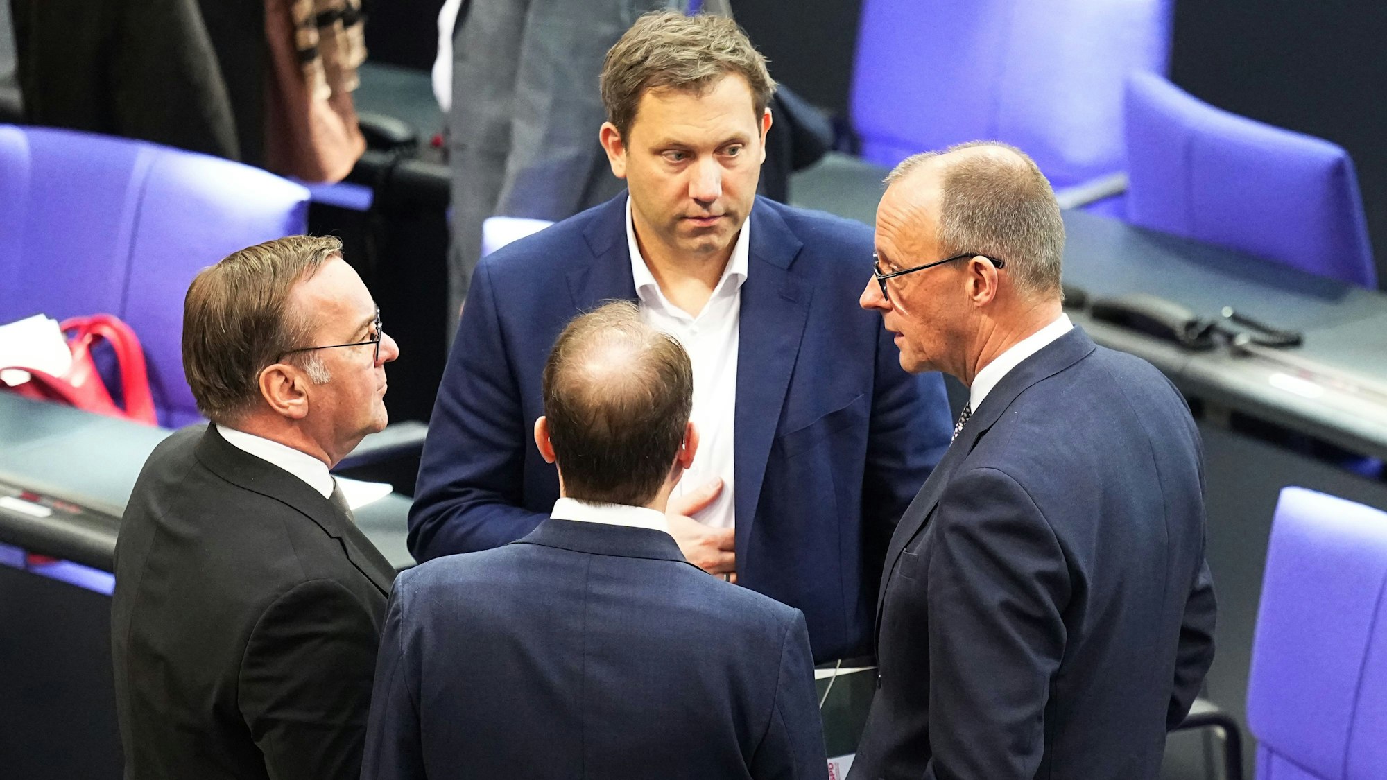 Verteidigungsminister Boris Pistorius, SPD-Fraktionsvorsitzender Lars Klingbeil und Friedrich Merz, CDU/CSU Fraktionsvorsitzender und Bundesvorsitzender, unterhalten sich nach der 214. Plenarsitzung der 20. Legislaturperiode im Deutschen Bundestag.