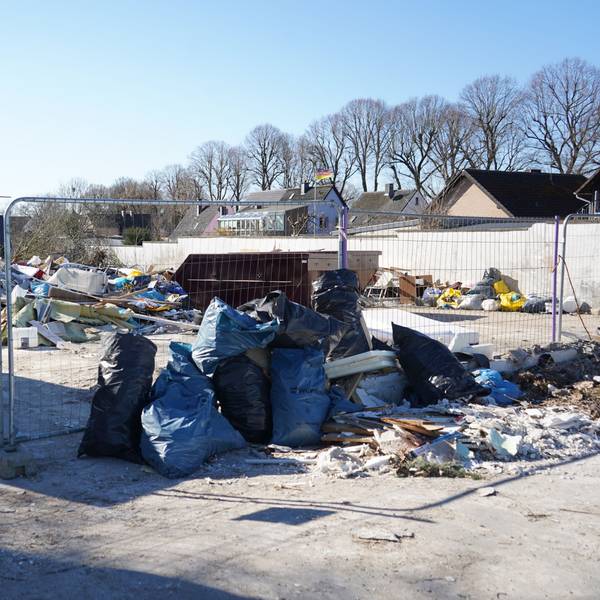 Das Foto zeigt eine Müllhalde nach dem Abbruch eines Hauses in Langenich.