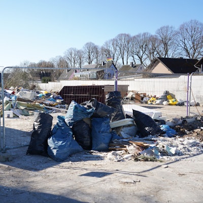 Das Foto zeigt eine Müllhalde nach dem Abbruch eines Hauses in Langenich.