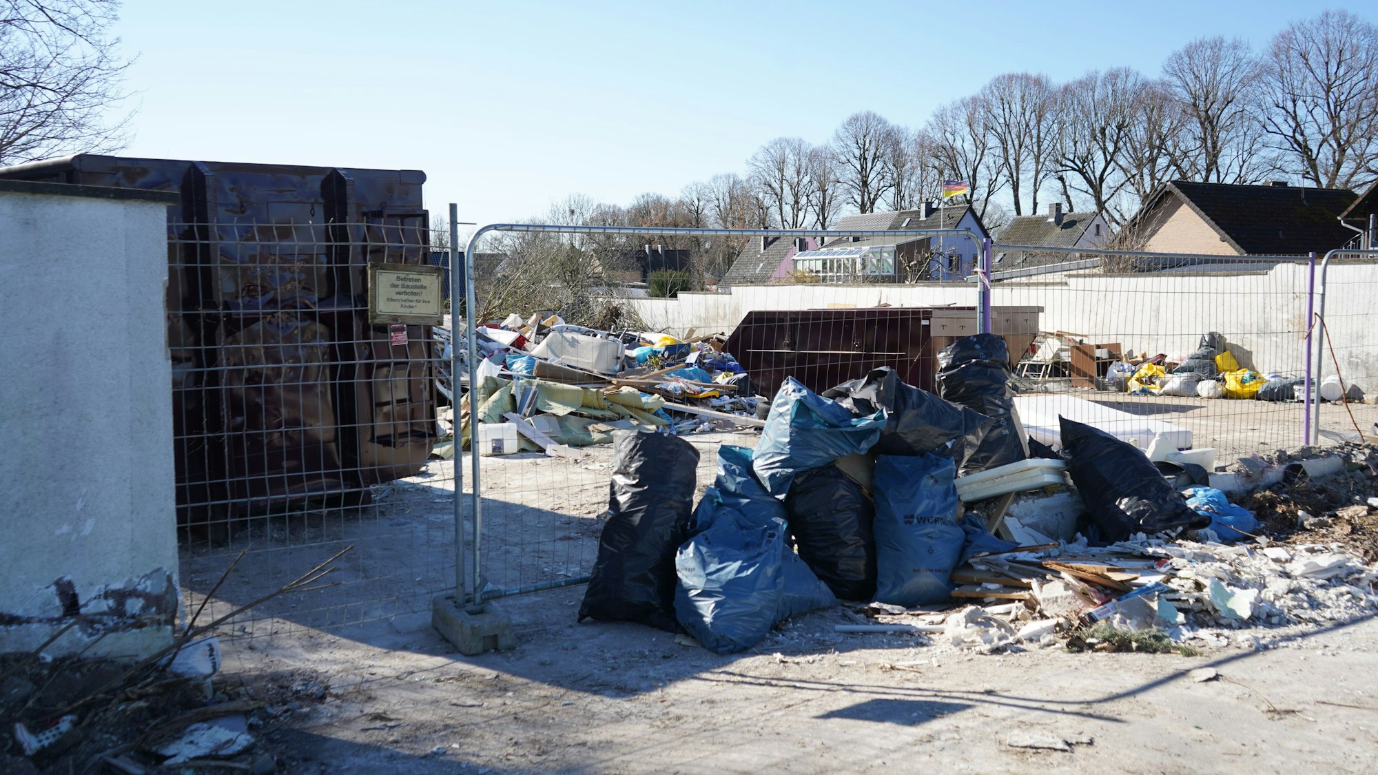 Das Foto zeigt eine Müllhalde nach dem Abbruch eines Hauses in Langenich.