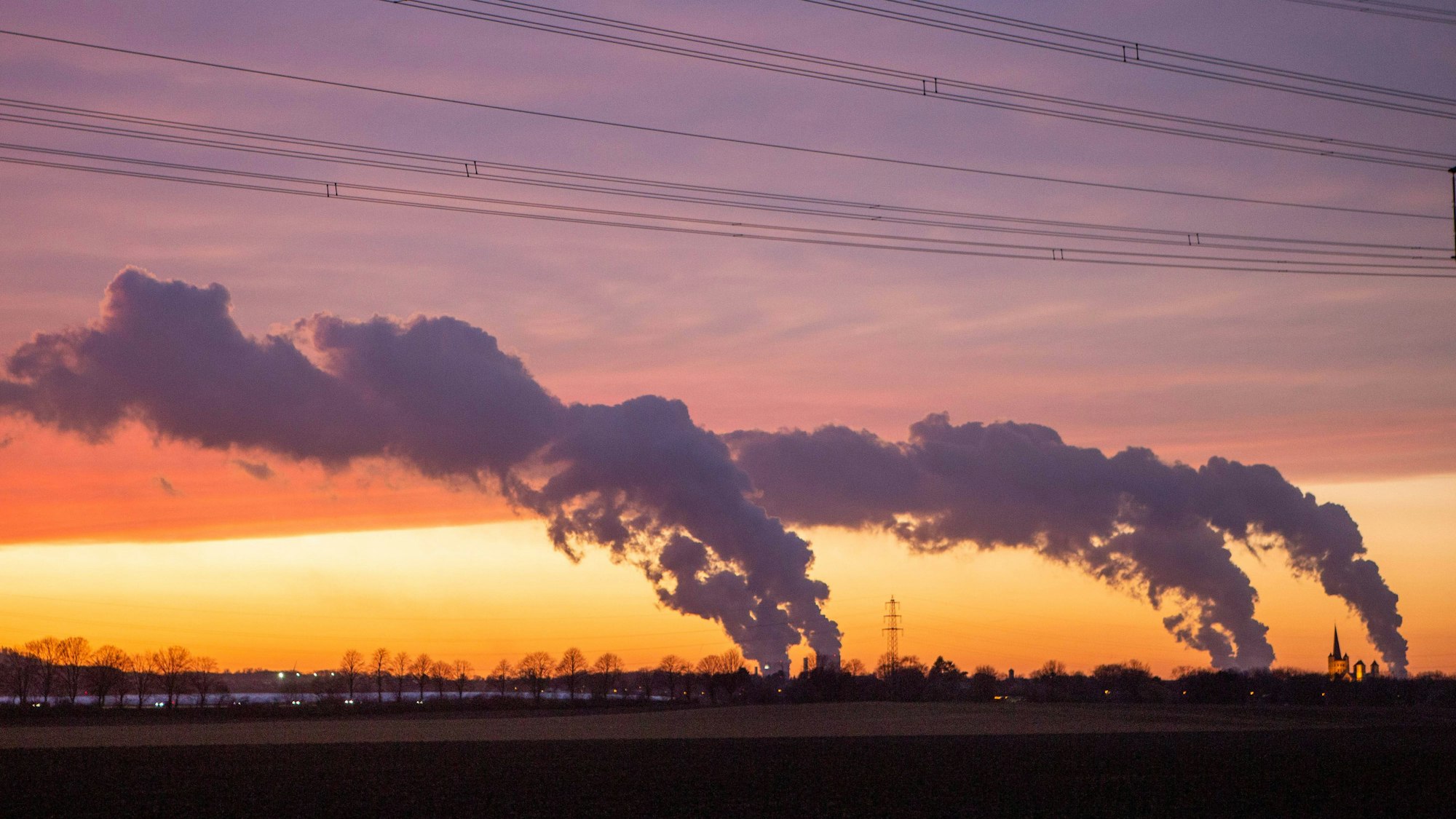 Saharastaub hat den Himmel im Westen Kölns in bunte Farben getaucht.