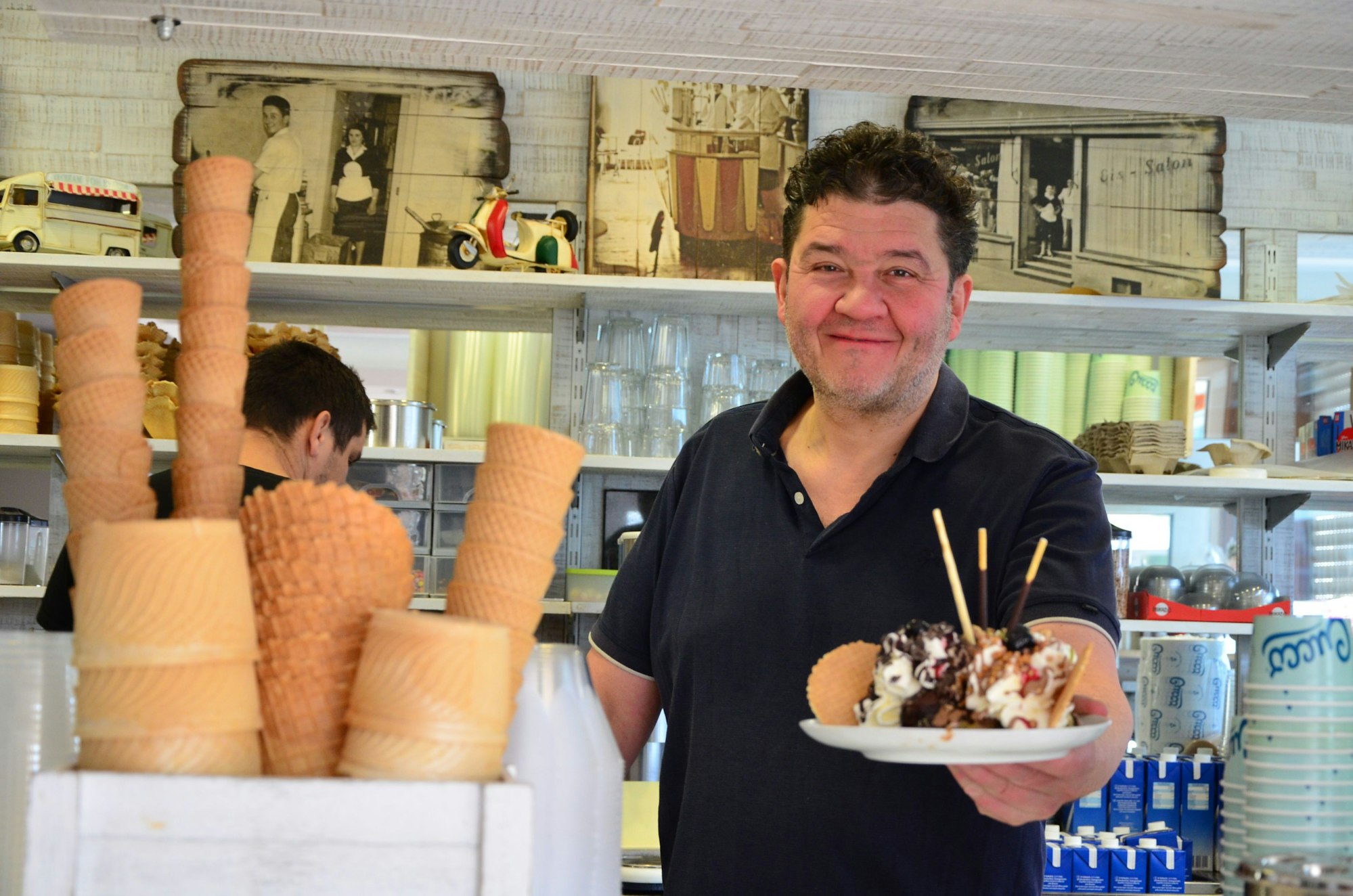 Schon vor offizieller Öffnung bedient Lorenzo Cucco Stammgäste in seiner traditionsreichen Eisdiele.