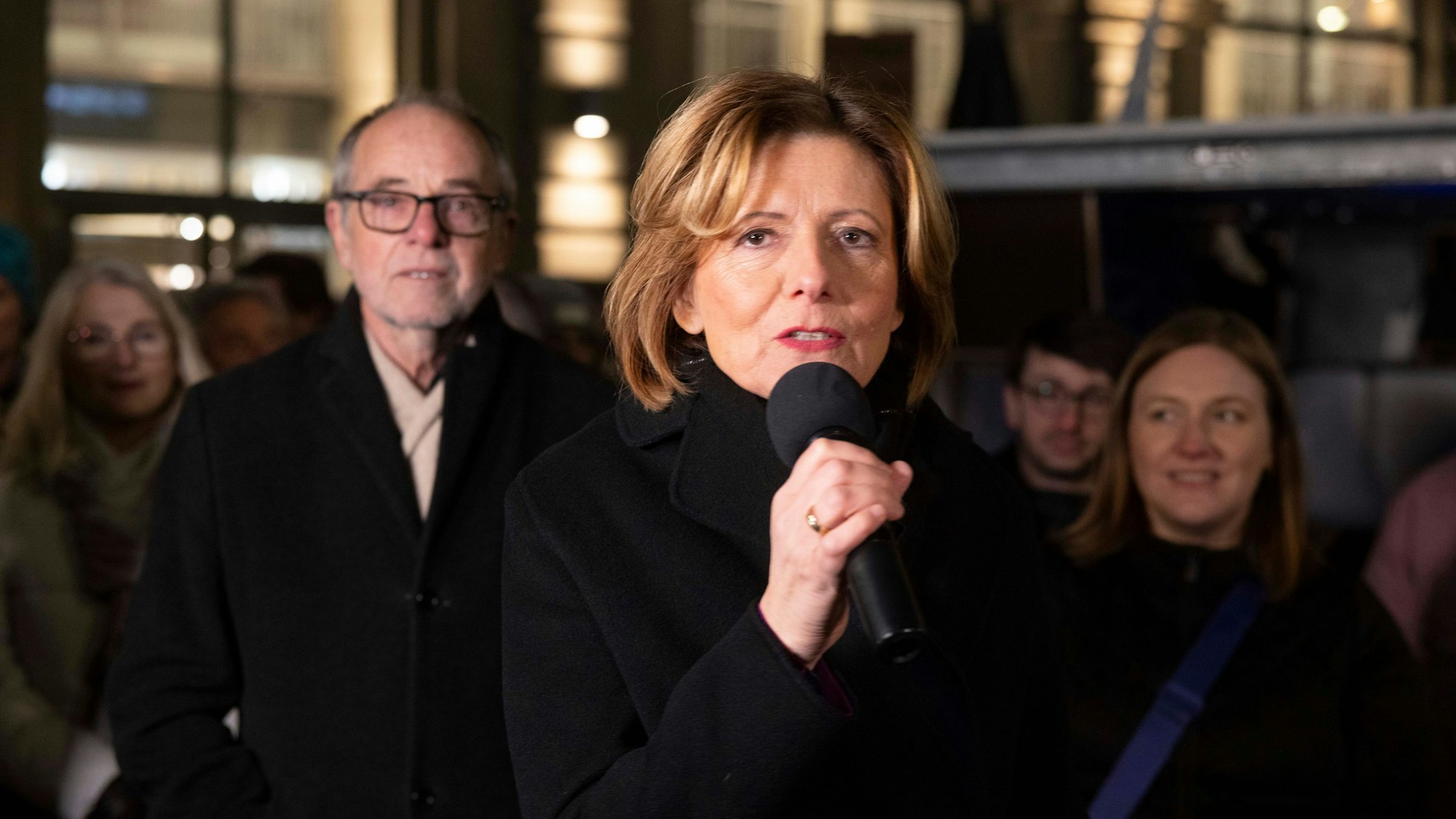 Malu Dreyer (SPD) spricht im Januar 2024 bei der Kundgebung ´Zeichen gegen Rechts · Kein Platz für Nazis» in der Mainzer Innenstadt. (Archivbild)