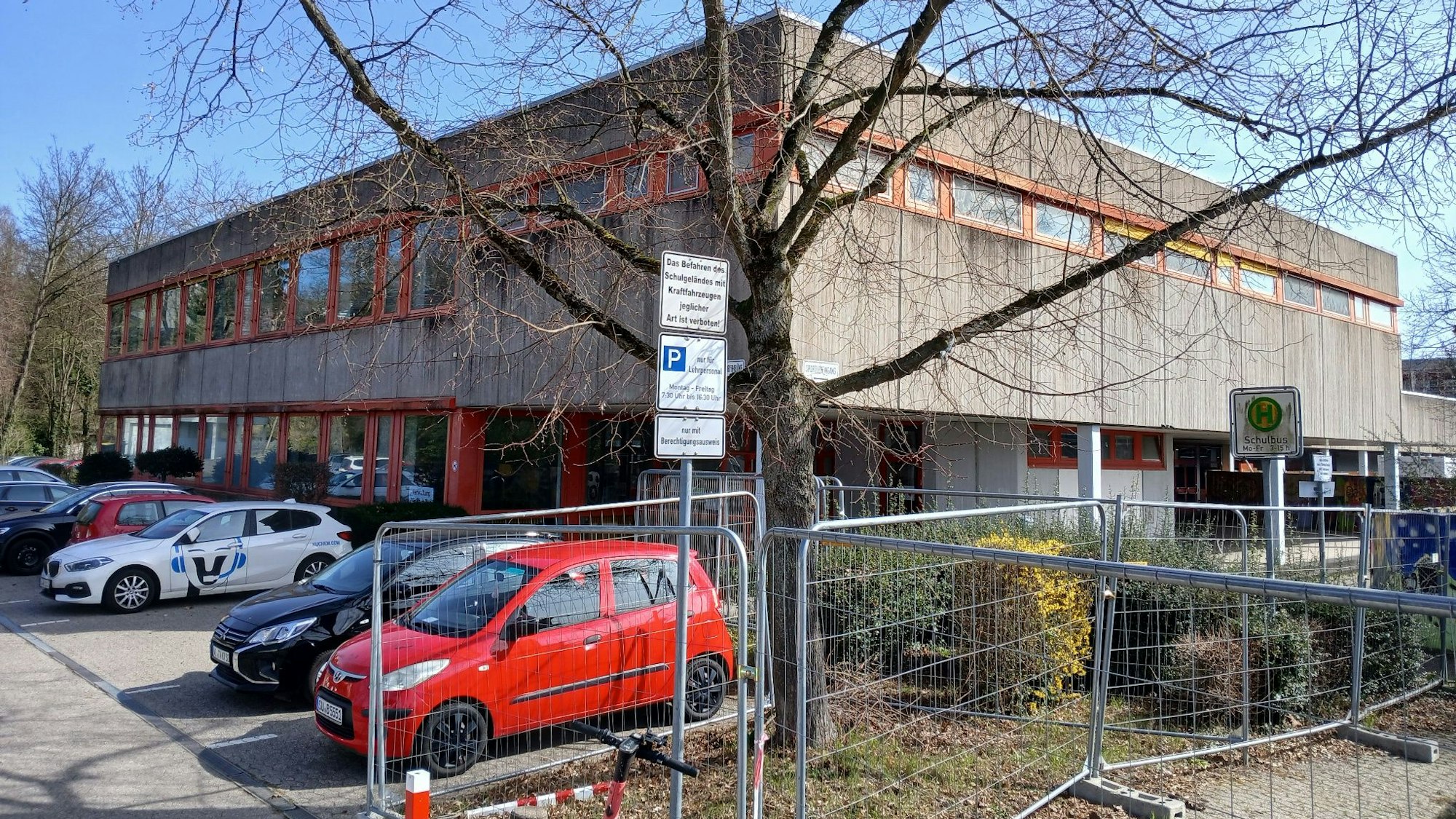 Ein Schulgebäude aus Beton