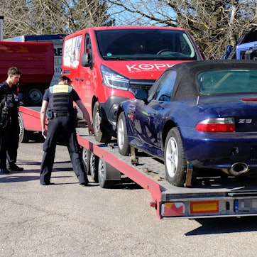 Gemeinsam kontrollieren Polizisten aus Deutschland und Belgien in Losheim ein Gespann, auf dem zwei Fahrzeuge transportiert werden.