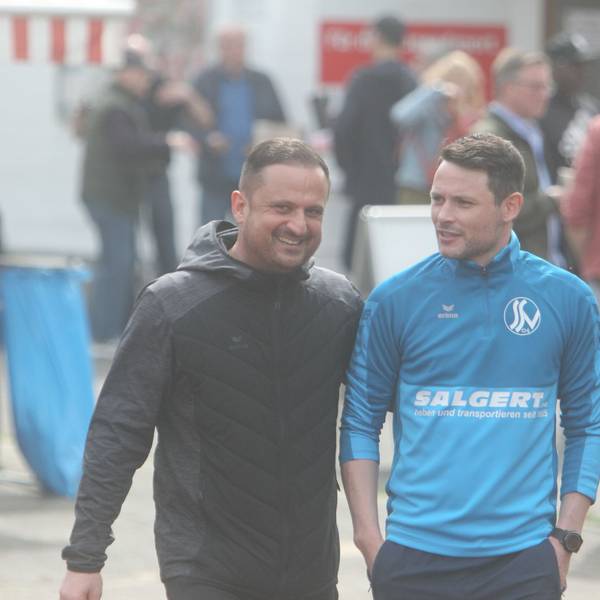 Trainerkollegen unter sich: Fatih Özyurt (links) vom FC Hennef 05 und Alexander Otto vom Siegburger SV 04.