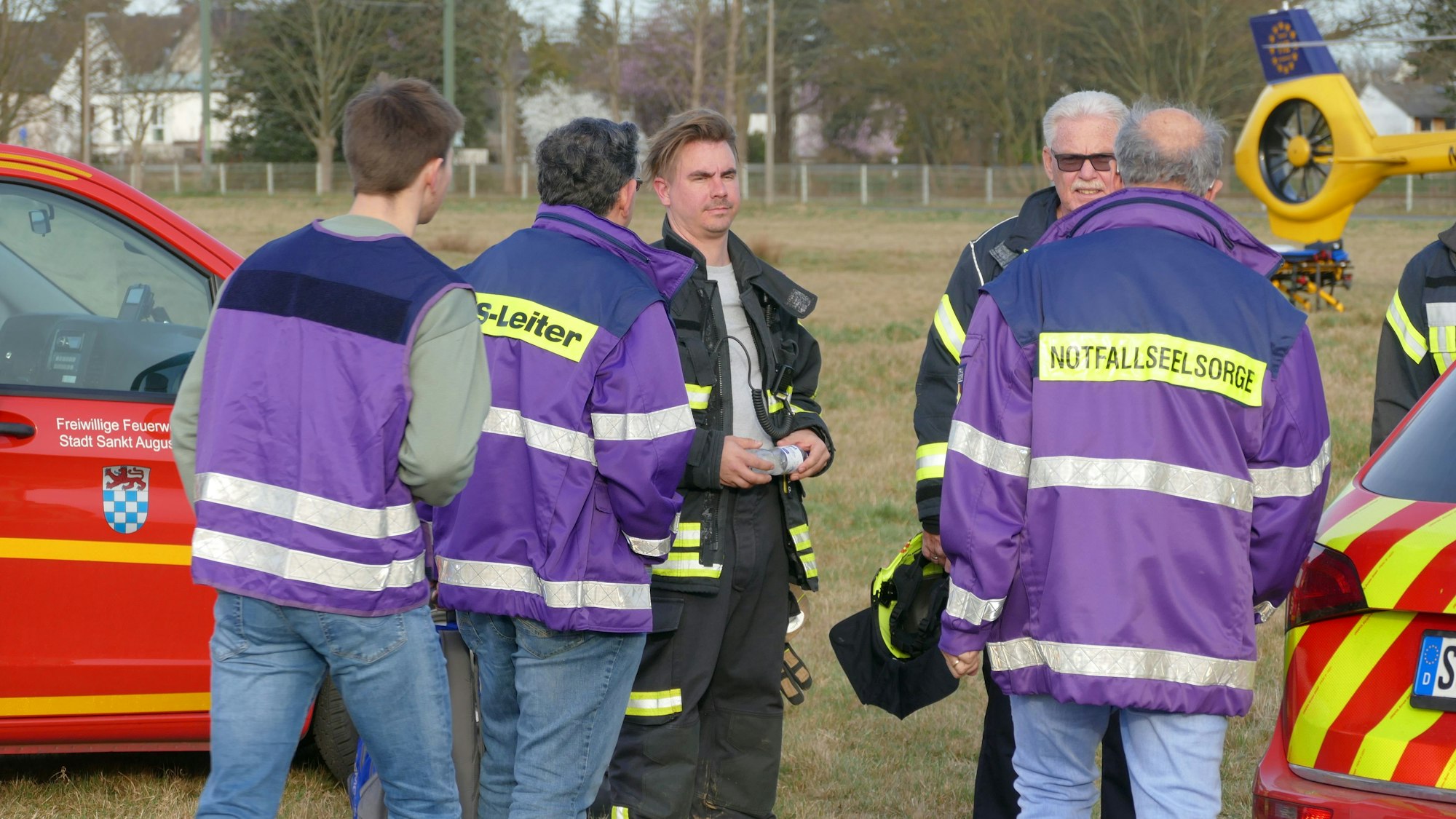 Etliche Notfallseelsorger waren an die Absturzstelle gekommen und betreuten Ersthelfer und Ersthelferinnen.
