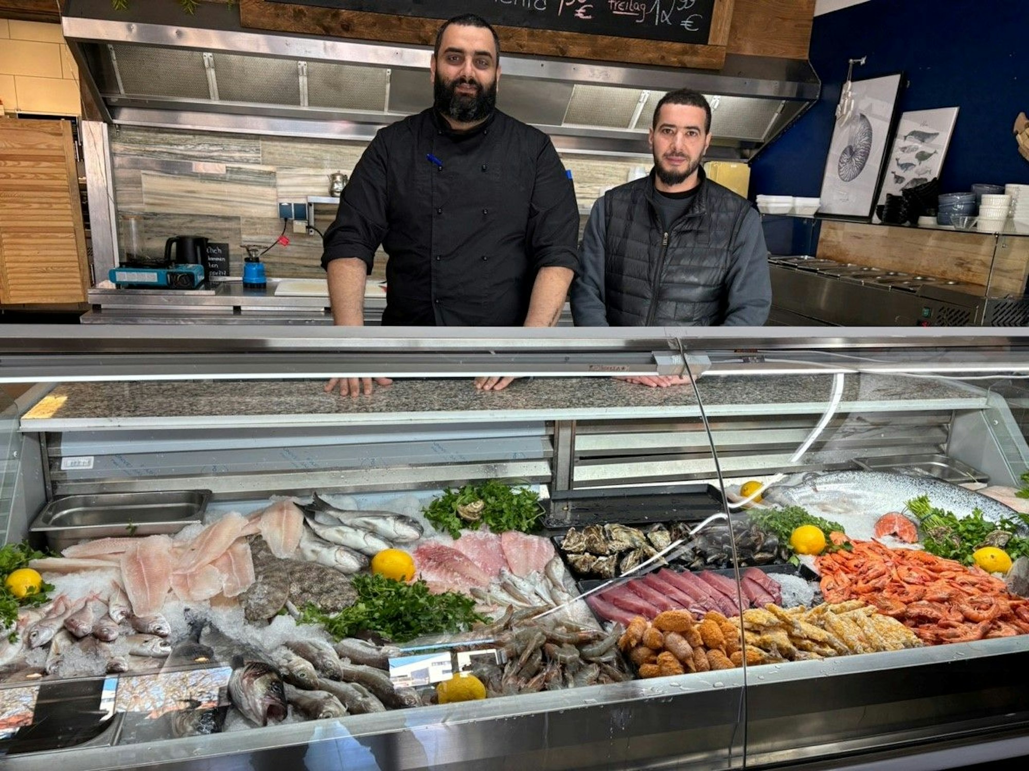 Tanger Seafood Gastgeber Zakaria Amanatidis (r.) und Chefkoch Nasser (l.)