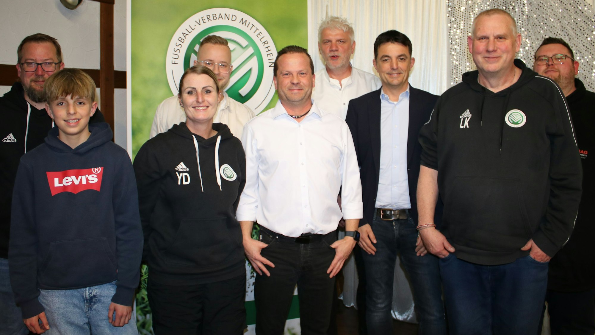 Gruppenfoto des Kreisjugendausschusses und seiner Beistzer.