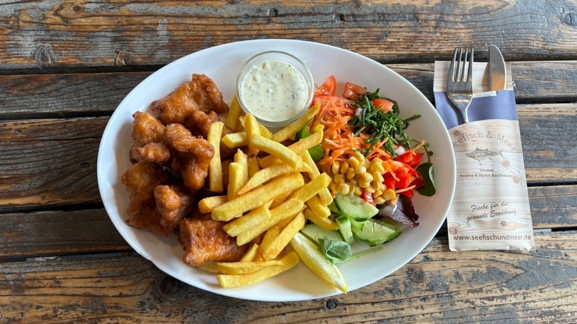 Kibbeling mit Pommes und gemischtem Salat