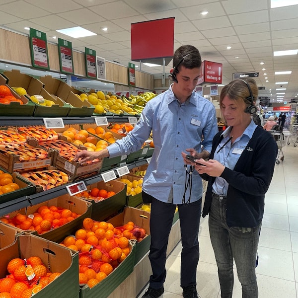Das Foto zeigt die beiden Auszubildenden in der Hürther Lidl-Filiale.