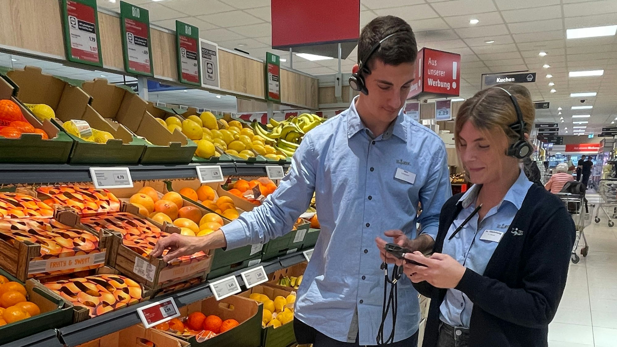 Das Foto zeigt die beiden Auszubildenden in der Hürther Lidl-Filiale.