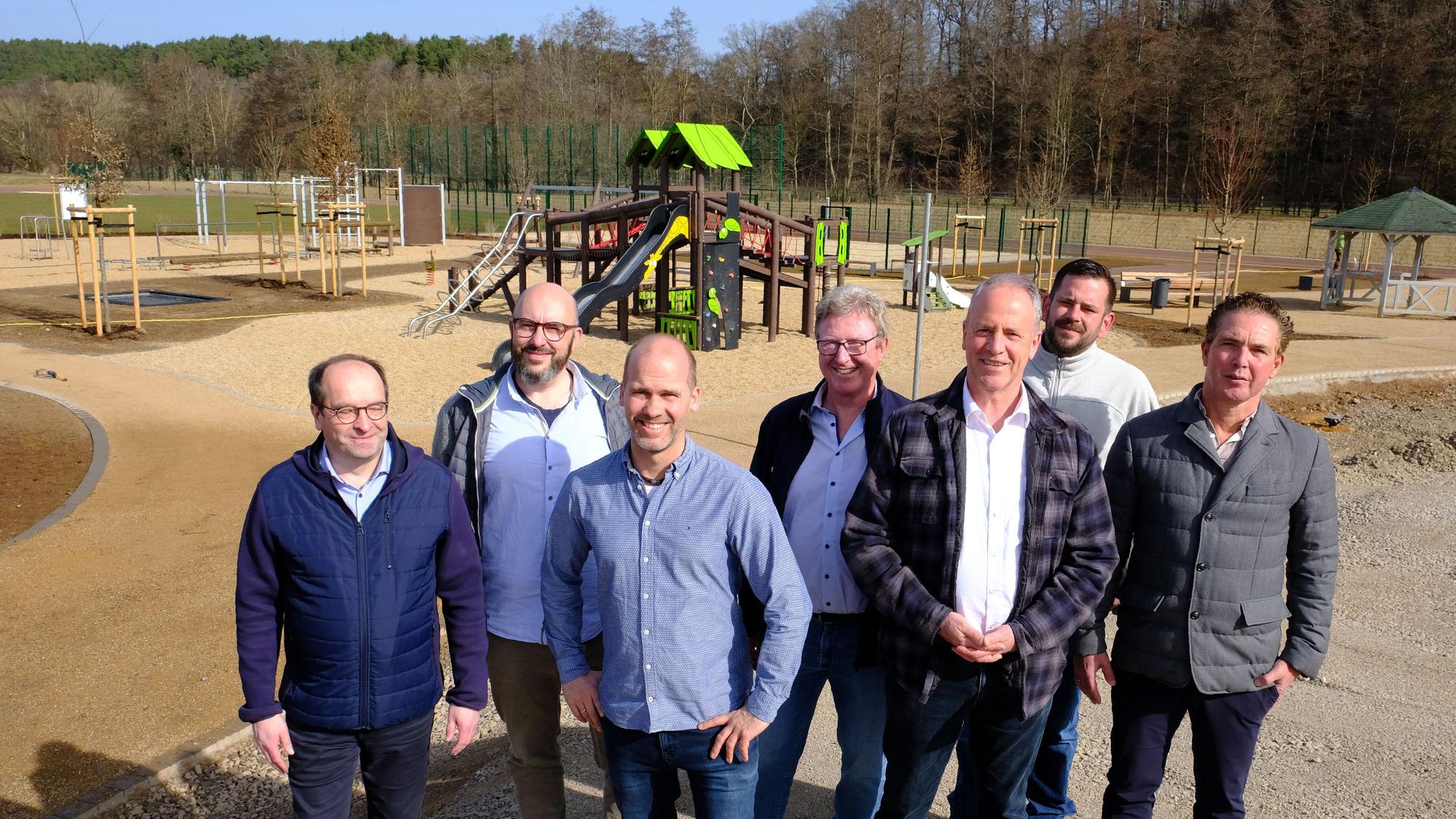 Vertreter der Gemeinde Kall und der Firma Natur Breitegger auf der fast fertigen multifunktionalen Sportfläche im Auel in Kall.