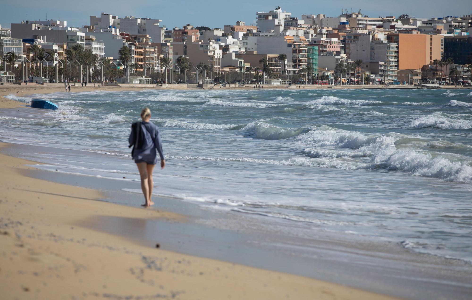 Eine Frau spaziert an einem windigen Tag am Strand von Arenal auf Mallorca entlang. In einigen Fällen wurden die Leichen von Passanten entdeckt. (Archivbild)