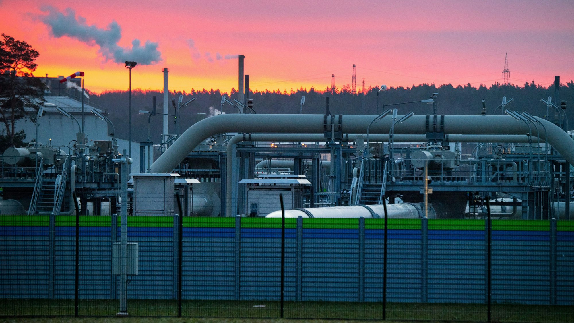 ARCHIV - 07.01.2022, Mecklenburg-Vorpommern, Lubmin: Blick auf Rohrsysteme und Absperrvorrichtungen in der Gasempfangsstation der Ostseepipeline Nord Stream 2. Ursprünglich sollte die Pipeline für Erdgas aus Russland Ende 2019 in Betrieb gehen.