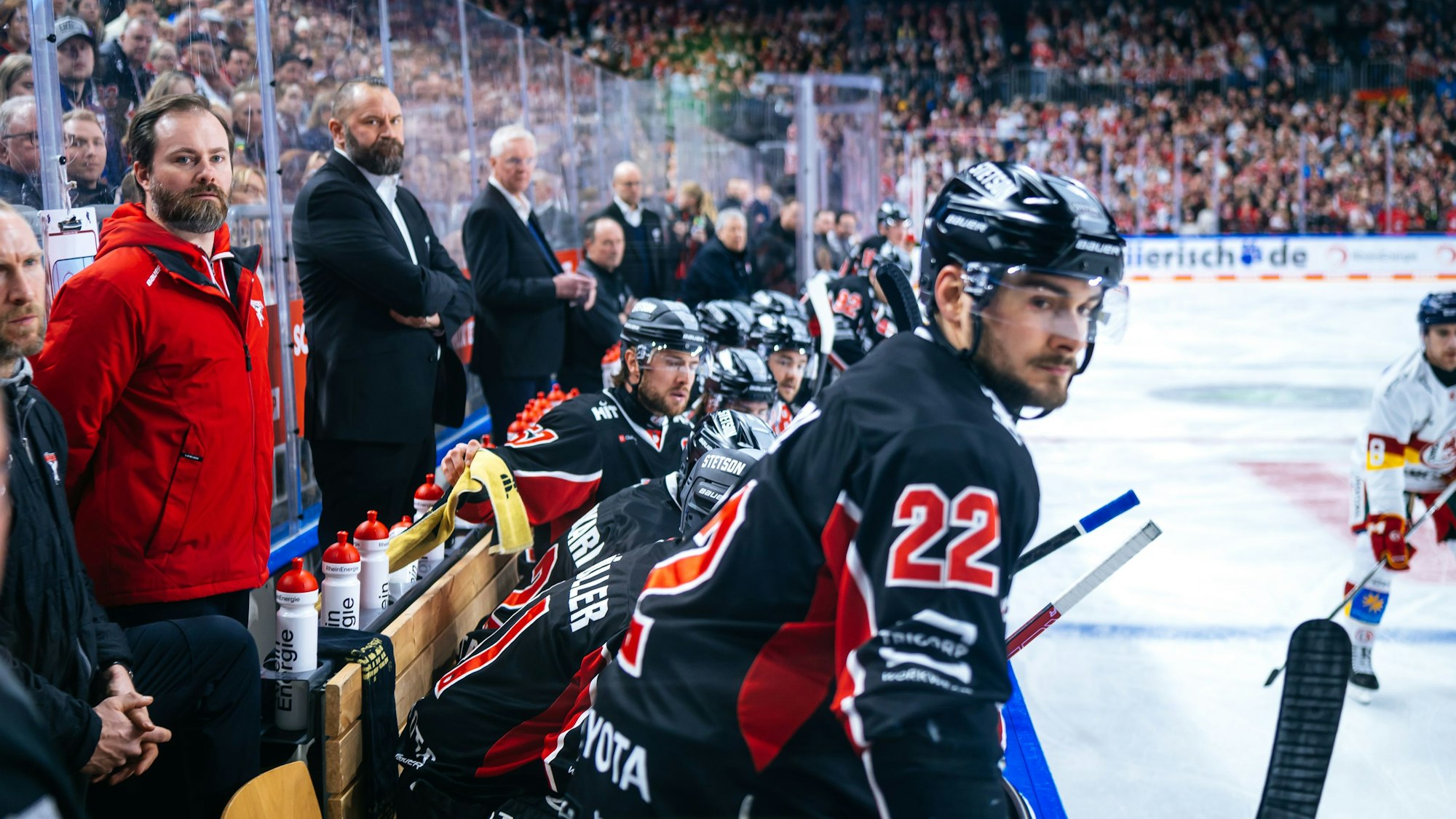 Oliver Pottkämper (rote Jacke) steht bei Heimspielen der Haie hinter ihrer Mannschaftsbank bereit, um in medizinischen Notfällen schnell reagieren zu können.