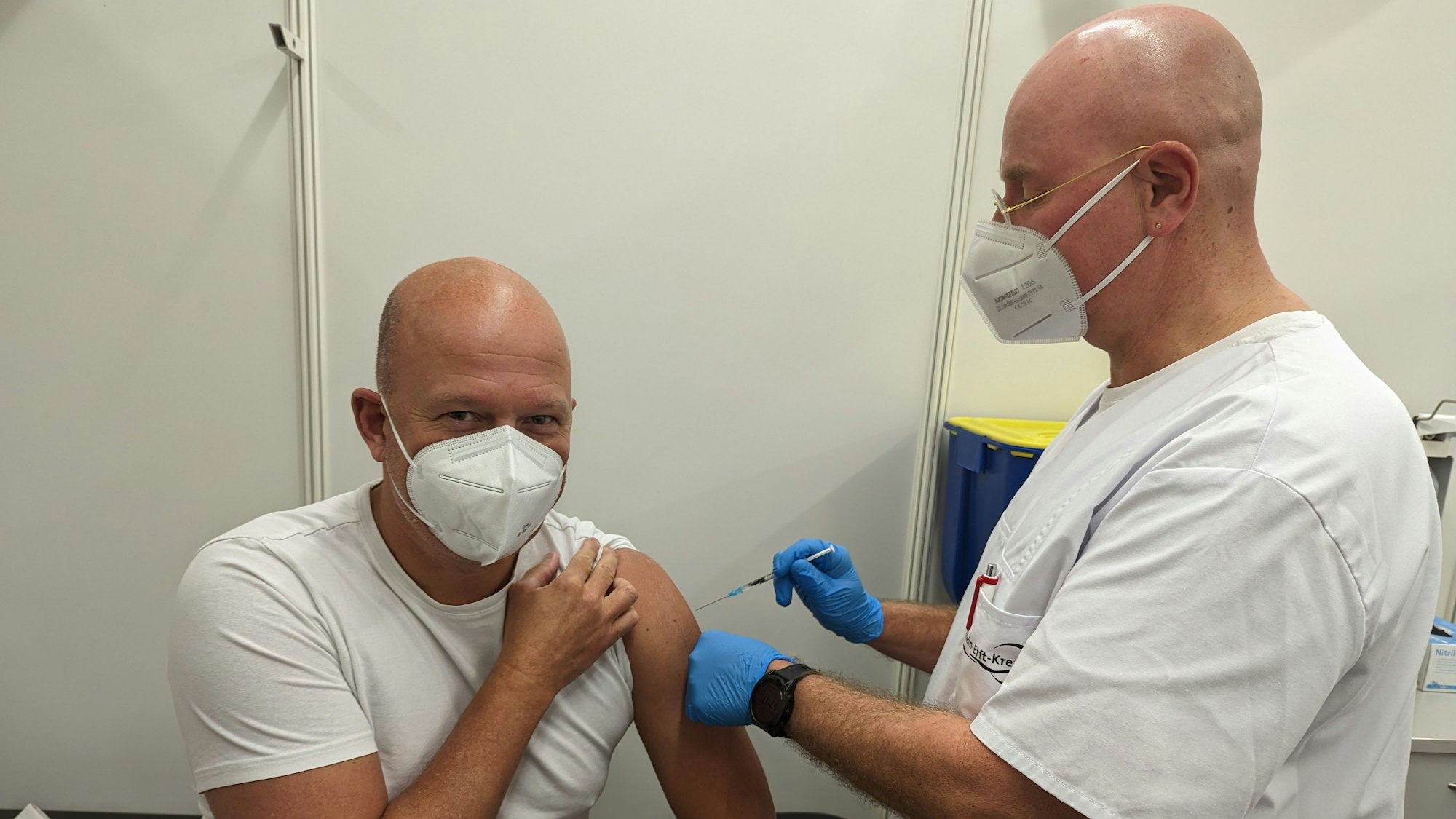 Impfarzt Guido Seegmüller setzte Landrat Frank Rock 2022 eine Impfung am letzten Tag des Impfzentrums.