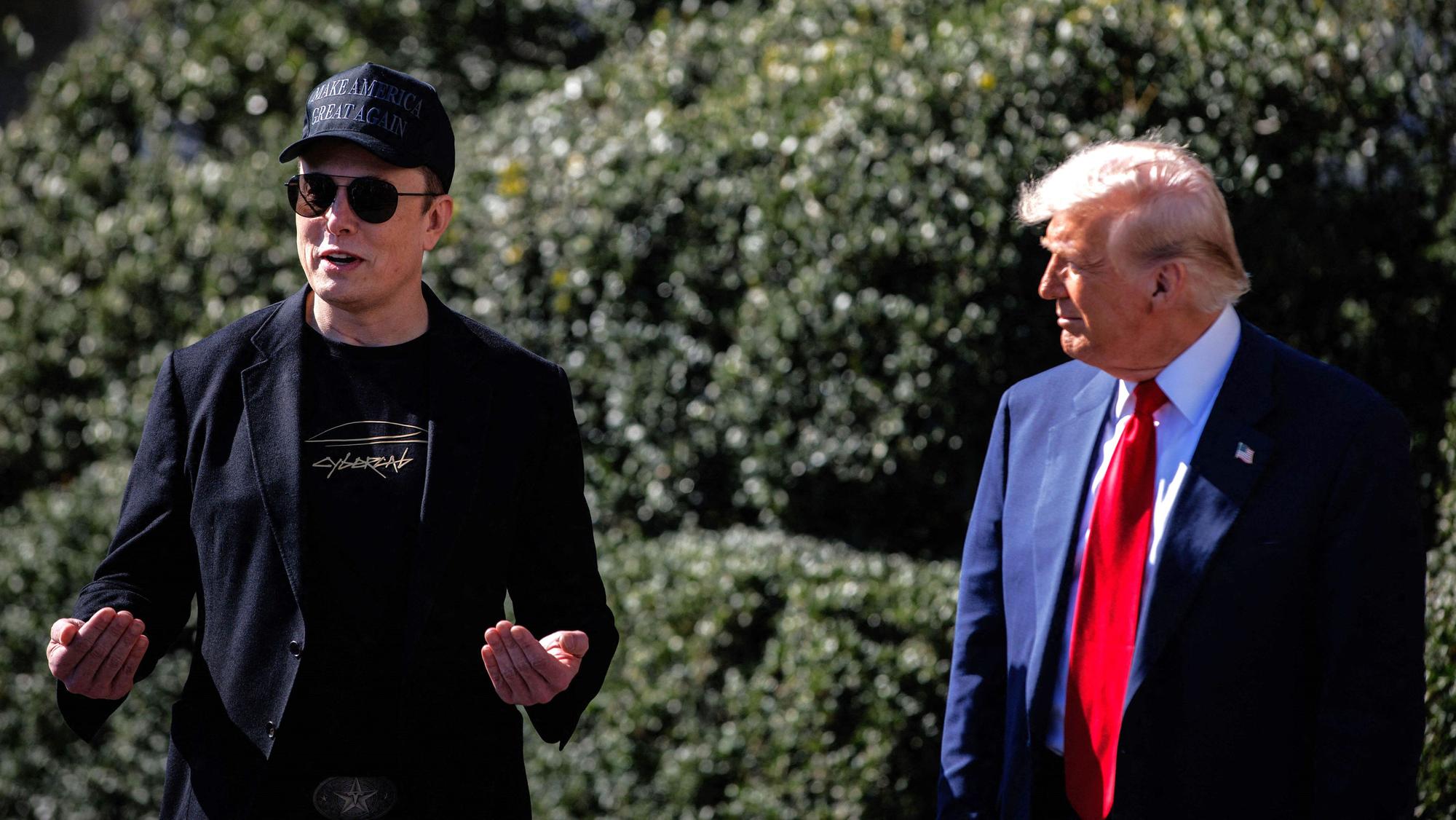 Das Bild zeigt Elon Musk (links) und US-Präsident Donald Trump