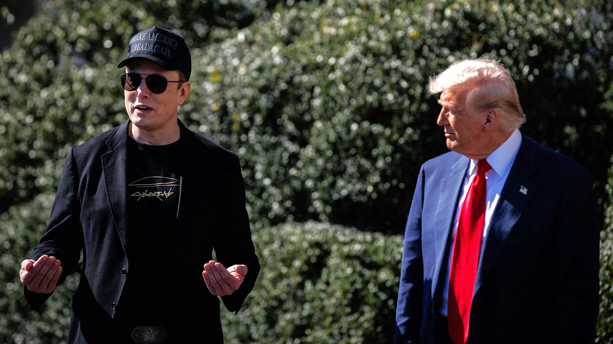 Elon Musk und Donald Trump bei der Übergabe eines neuen Teslas an den US-Präsidenten. (Archivbild)