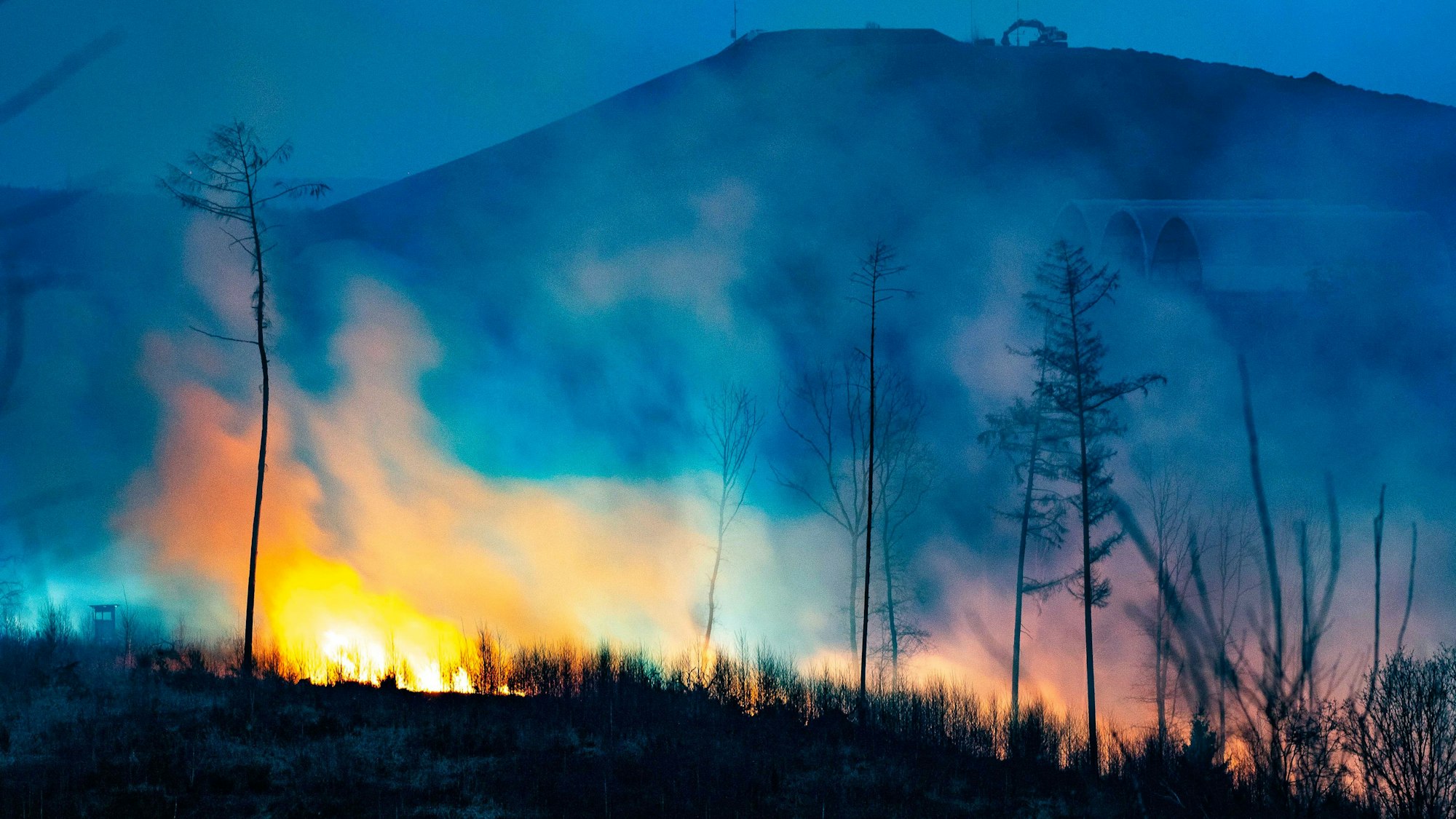 In Lindlar-Eichholz standen rund drei Hektar Wald in Flammen, immer wieder flammte der Brand neu auf, seit dem Morgen ist ein Hubschrauber im Einsatz.