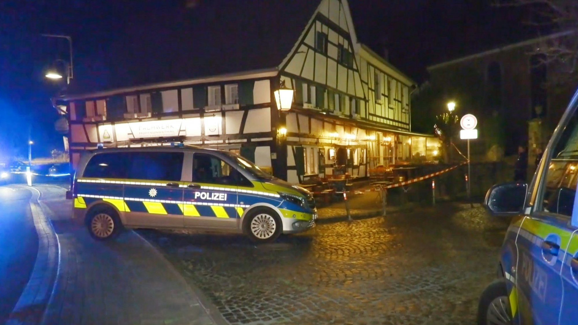 Polizeifahrzeuge stehen vor einem Restaurant in Rösrath-Hoffnungsthal.