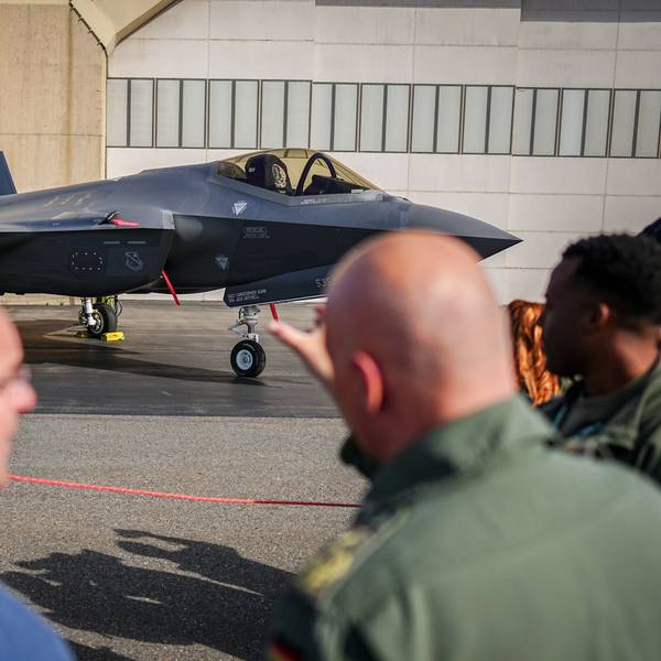Boris Pistorius (SPD), Bundesminister der Verteidigung, und Ingo Gerhartz, Inspekteur der Luftwaffe, schauen sich bei einer Nato-Übung im US-Bundesstaat Alaska einen F-35 Kampfjet an.