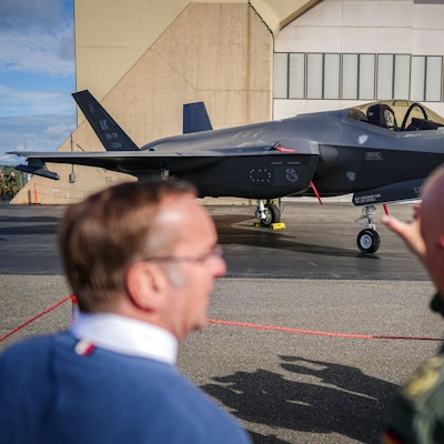 Boris Pistorius (SPD), Bundesminister der Verteidigung, und Ingo Gerhartz, Inspekteur der Luftwaffe, schauen sich bei einer Nato-Übung im US-Bundesstaat Alaska einen F-35 Kampfjet an.