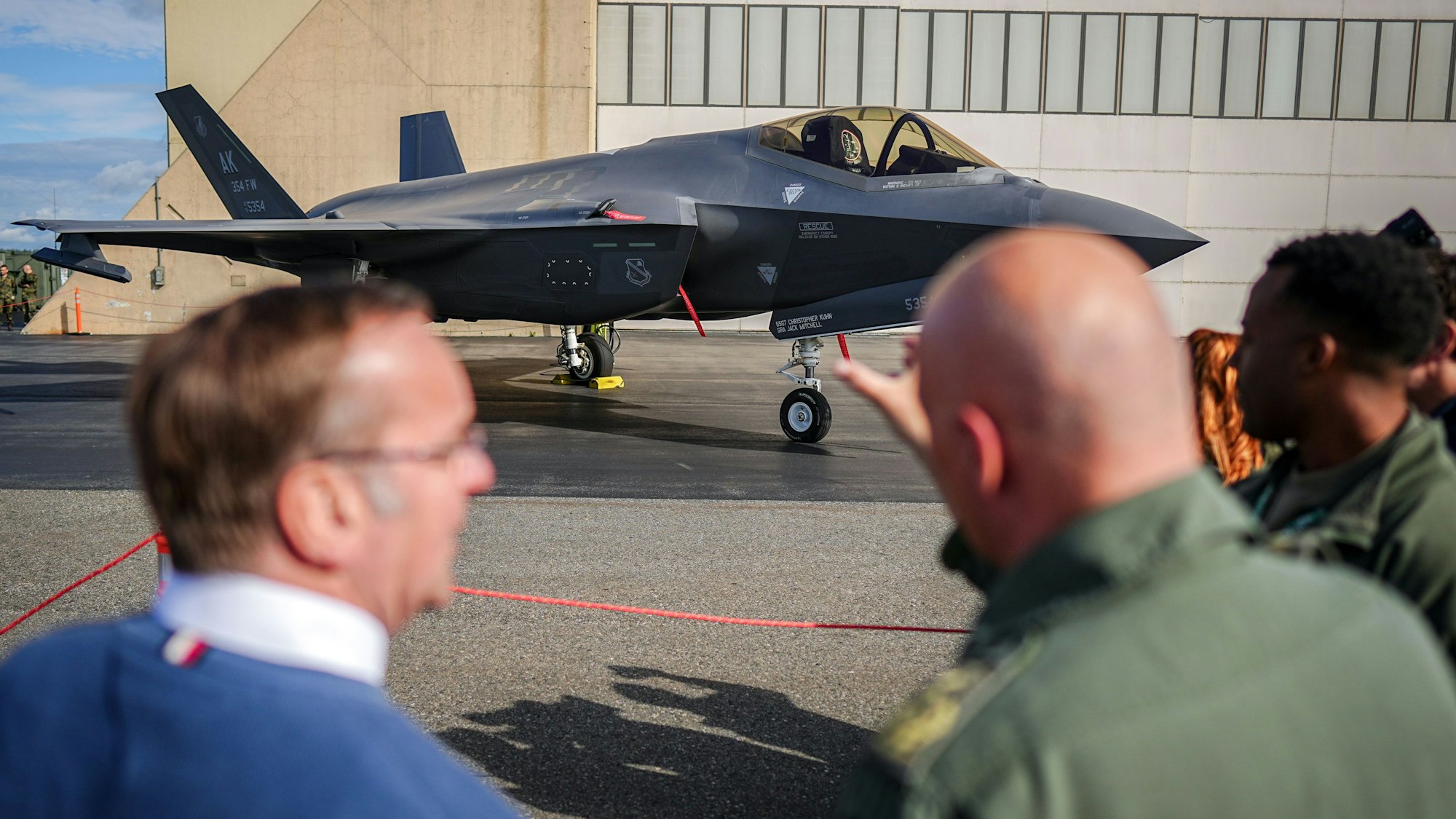 Boris Pistorius (SPD), Bundesminister der Verteidigung, und Ingo Gerhartz, Inspekteur der Luftwaffe, schauen sich bei einer Nato-Übung im US-Bundesstaat Alaska einen F-35 Kampfjet an.