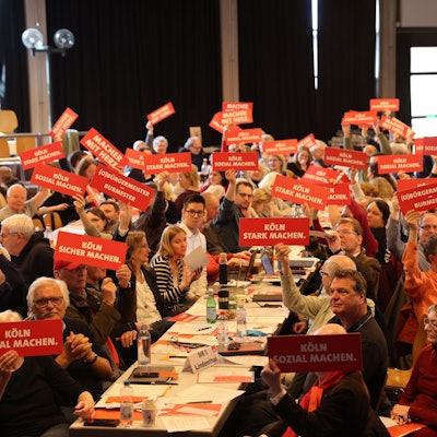 Delegierte der Kölner SPD bei einem Parteitag im Bürgerzentrum Chorweiler.