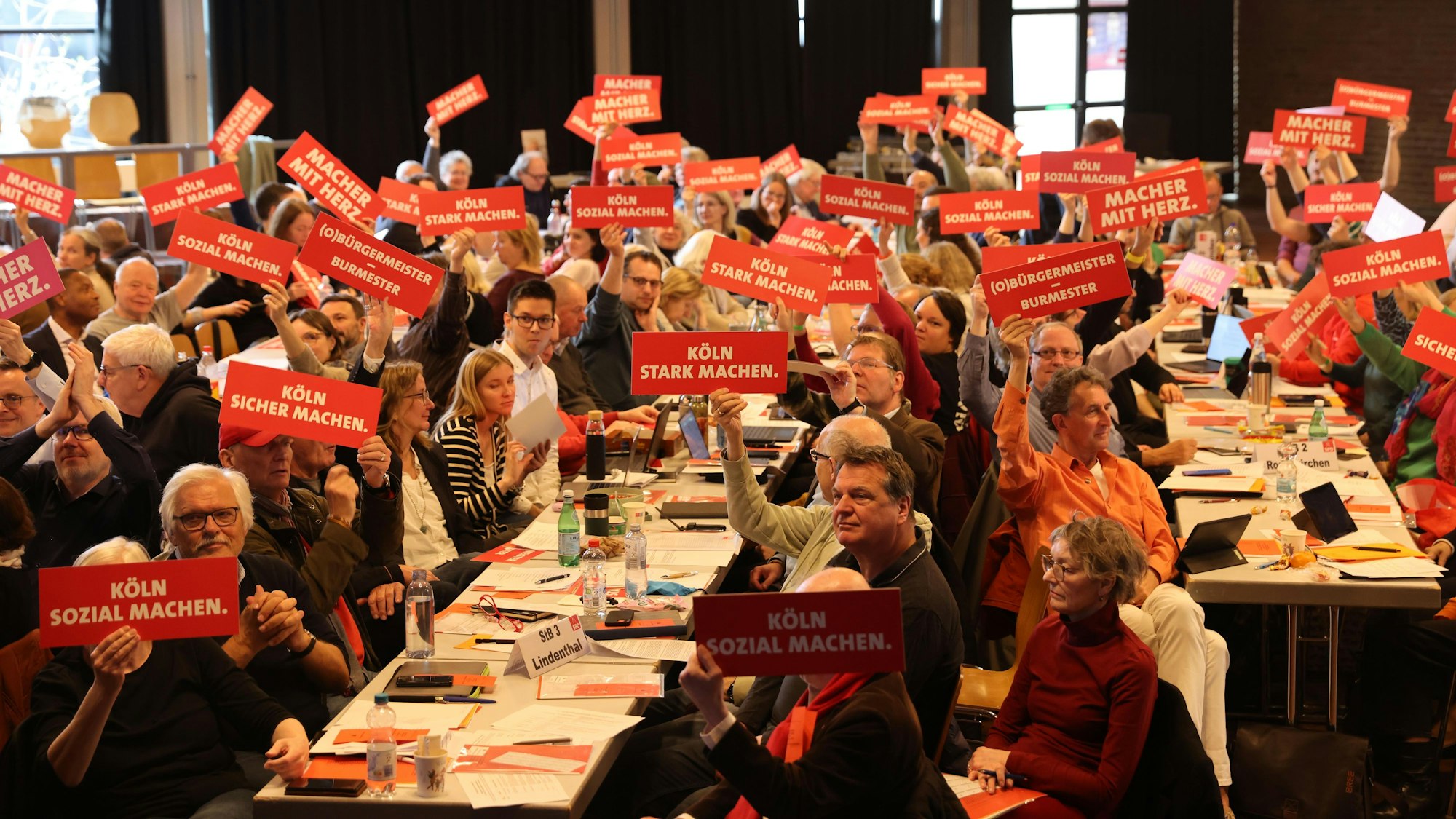 Delegierte der Kölner SPD bei einem Parteitag im Bürgerzentrum Chorweiler.