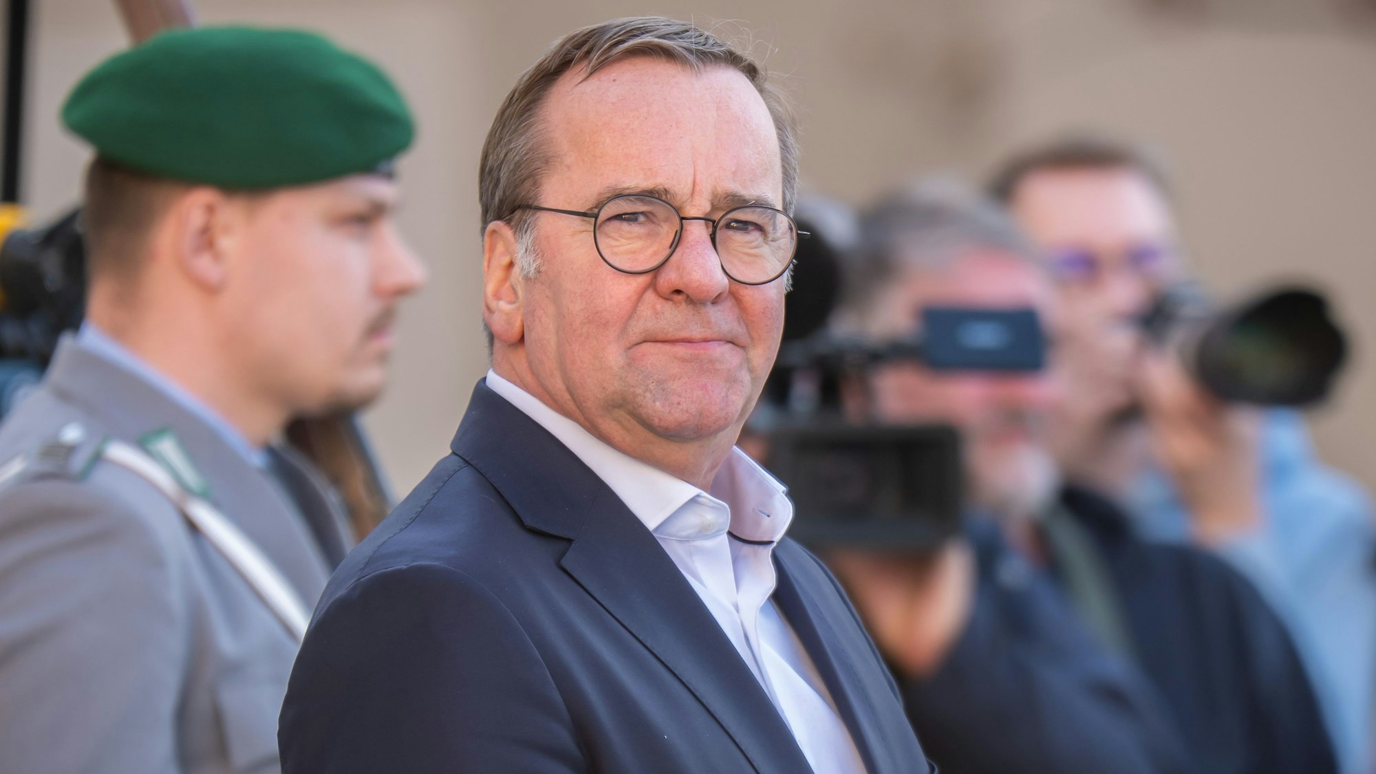 Bundesverteidigungsminister Boris Pistorius (SPD) wartet auf seinen ukrainischen Amtskollegen Umjerow vor einem bilateralen Gespräch im Verteidigungsministerium.