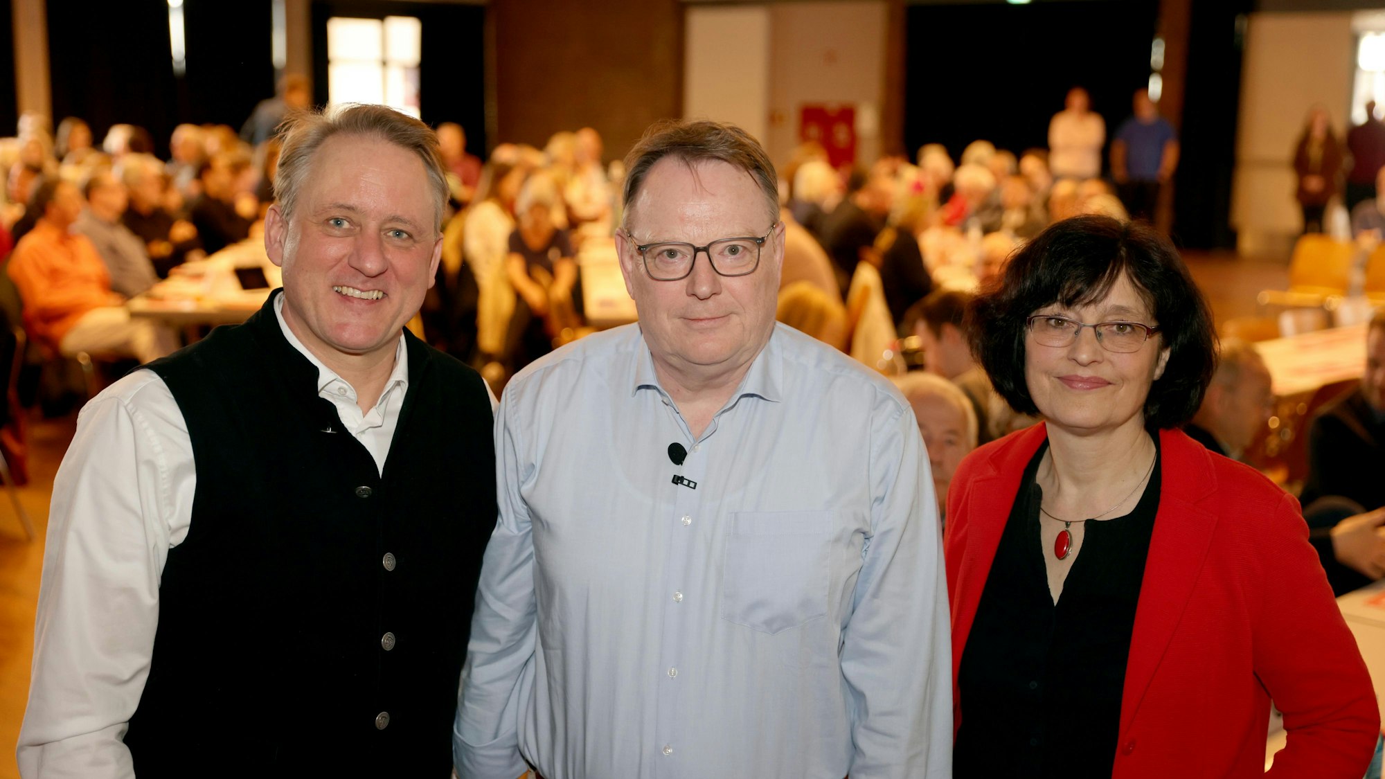 Der OB-Kandidat der Kölner SPD, Torsten Burmester (M.), mit den beiden Parteivorsitzenden Claudia Walther und Andre Schirmer.