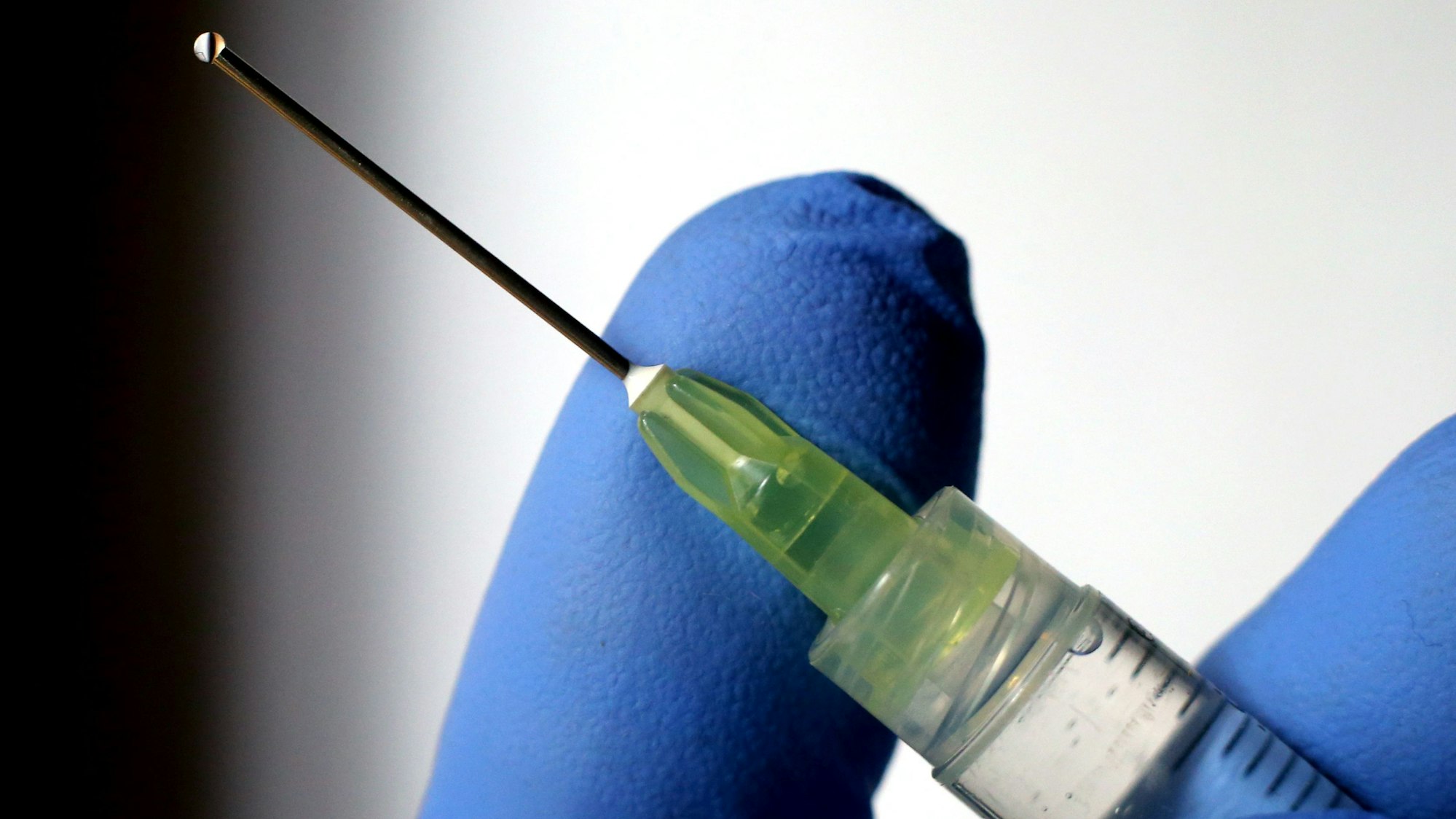 Eine Flüssigkeit tropft aus der Kanüle einer Spritze. (Symbolbild)