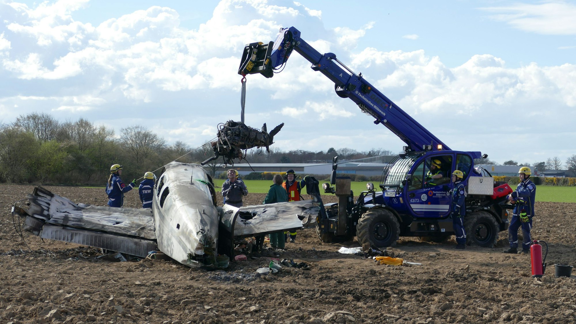 Die Fachgruppe Bergen des Technischen Hilfswerks Siegburg wurde angefordert, um das Wrack auf Abschleppwagen zu laden.