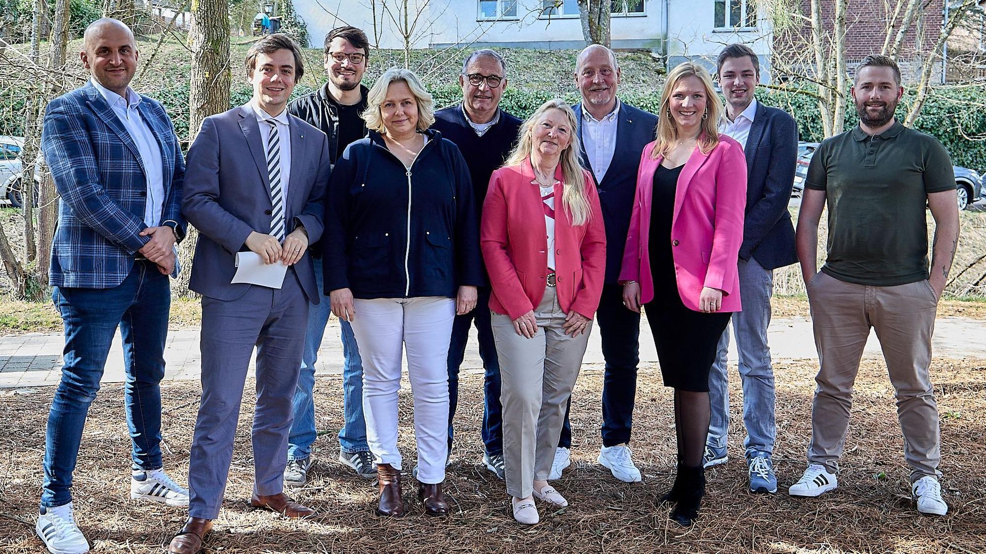 Die sieben Kandidaten und drei Kandidatinnen der FDP für die Reserveliste haben sich zum Gruppenbild aufgestellt.