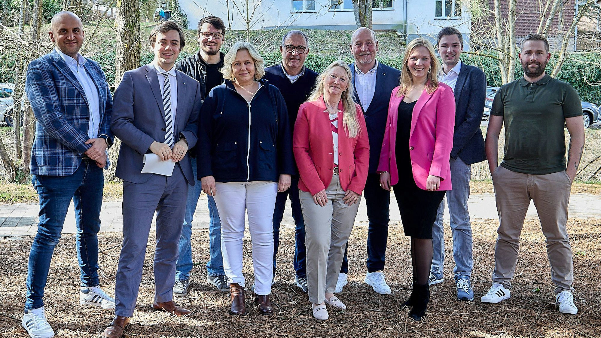 Die sieben Kandidaten und drei Kandidatinnen der FDP für die Reserveliste haben sich zum Gruppenbild aufgestellt.