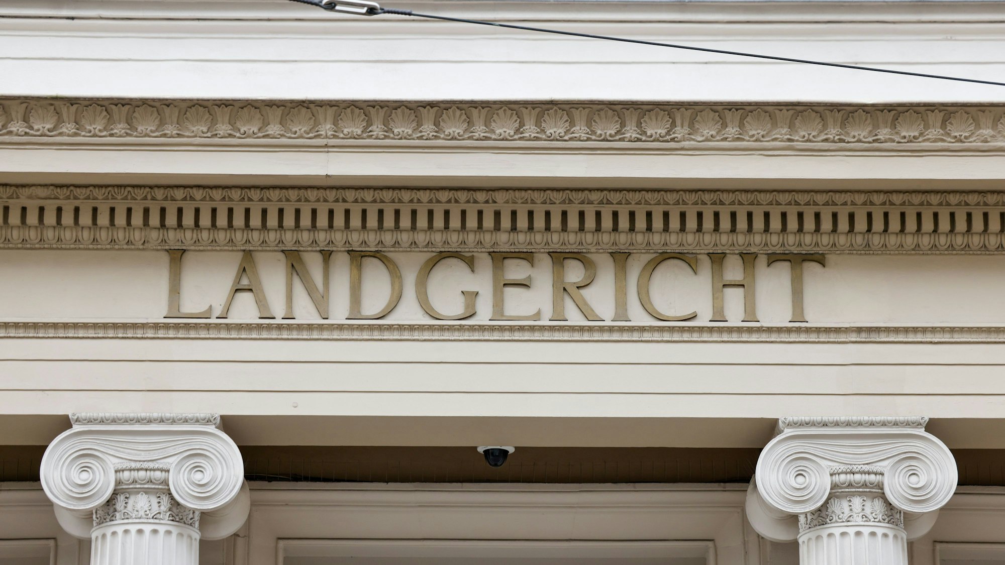 Blick auf den Schriftzug «Landgericht» an der Fassade des Gerichtsgebäudes.