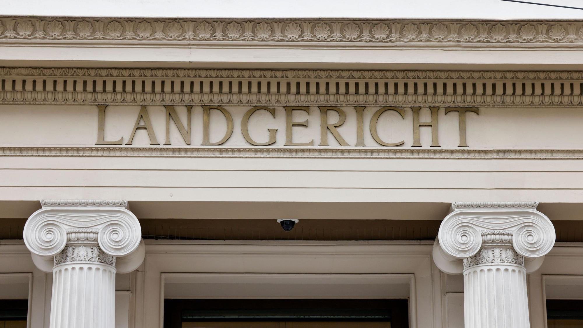 Bonn: Blick auf den Schriftzug «Landgericht» an der Fassade des Gerichtsgebäudes.