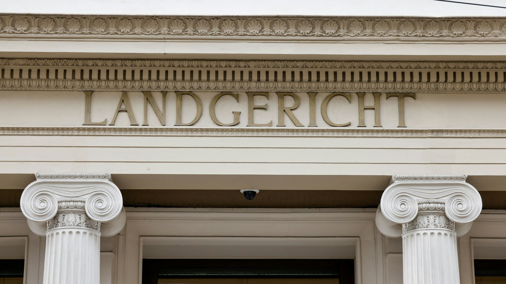 Bonn: Blick auf den Schriftzug «Landgericht» an der Fassade des Gerichtsgebäudes.
